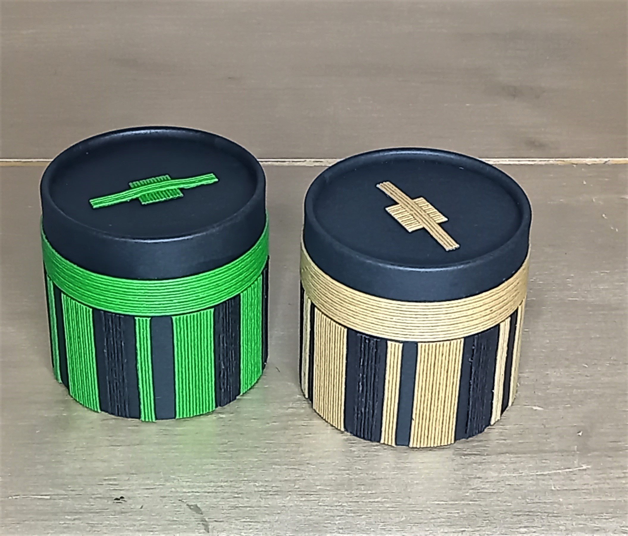 Petites boites décoratives en carton noir 7 x 8 cm habillées de bandes de papier japonais semi rigide coloris vert cru ou kraft.
Idéal pour cadeau, notamment les montres.
7 € pièce
A retrouver sur la boutique en ligne (cliquer sur l'image)