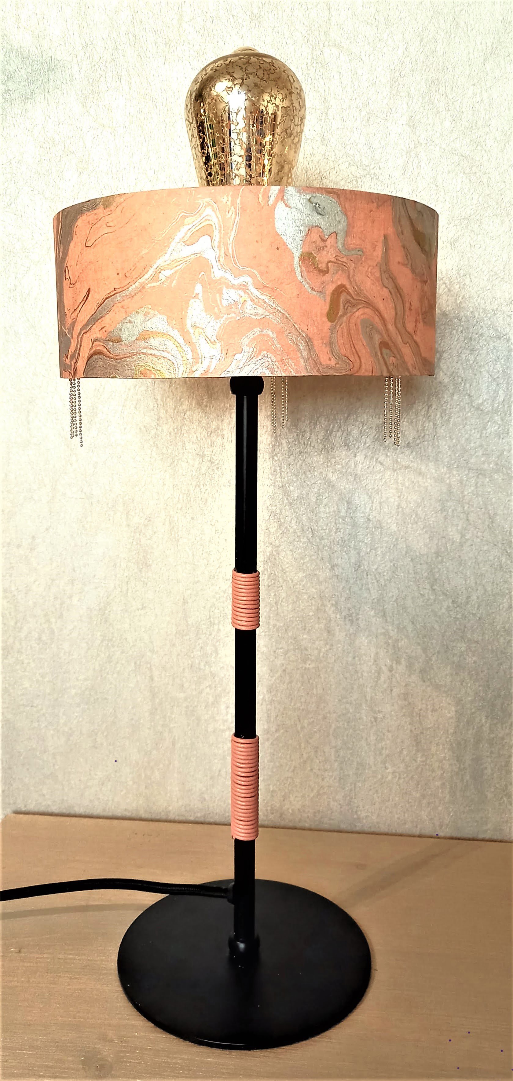 Lampe papier népalais saumon clair avec coulures argentées et dorées. Diamètre 20 cm, hauteur totale 40 cm. Ampoule décorative argent et reflets or; effet craquelé. 95 €.
A retrouver sur la boutique en ligne (cliquer sur l'image)