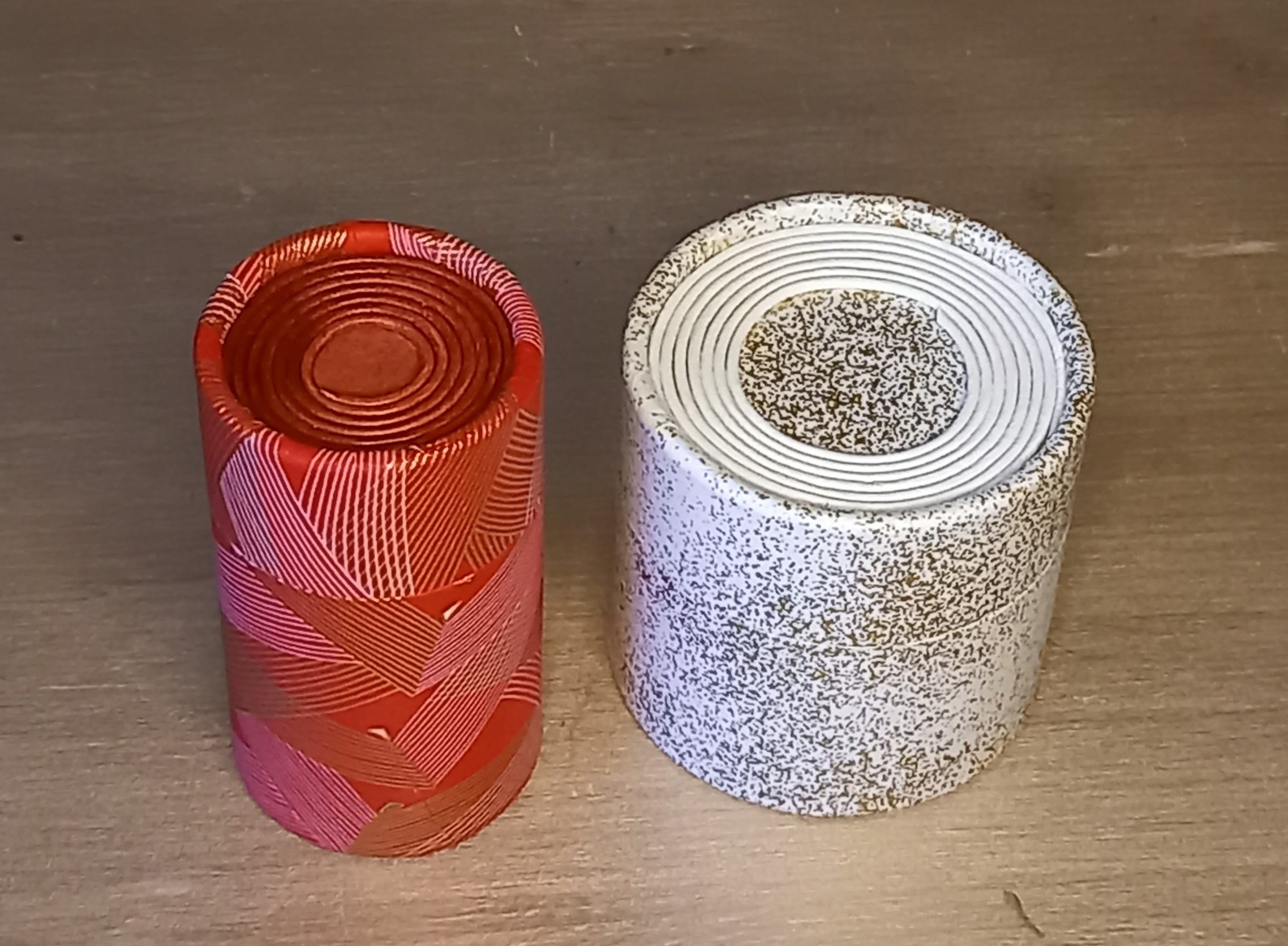 Petites boites décoratives en carton habillées de papier japonais voiles rouges (5 x 9 cm) et blanc moucheté or ( 7,5 x 9 cm) . Lacet cuir assorti enroulé sur le couvercle.
Usages: ranger de petits objets ou servir de boite cadeau.
7 à 8 € pièce.