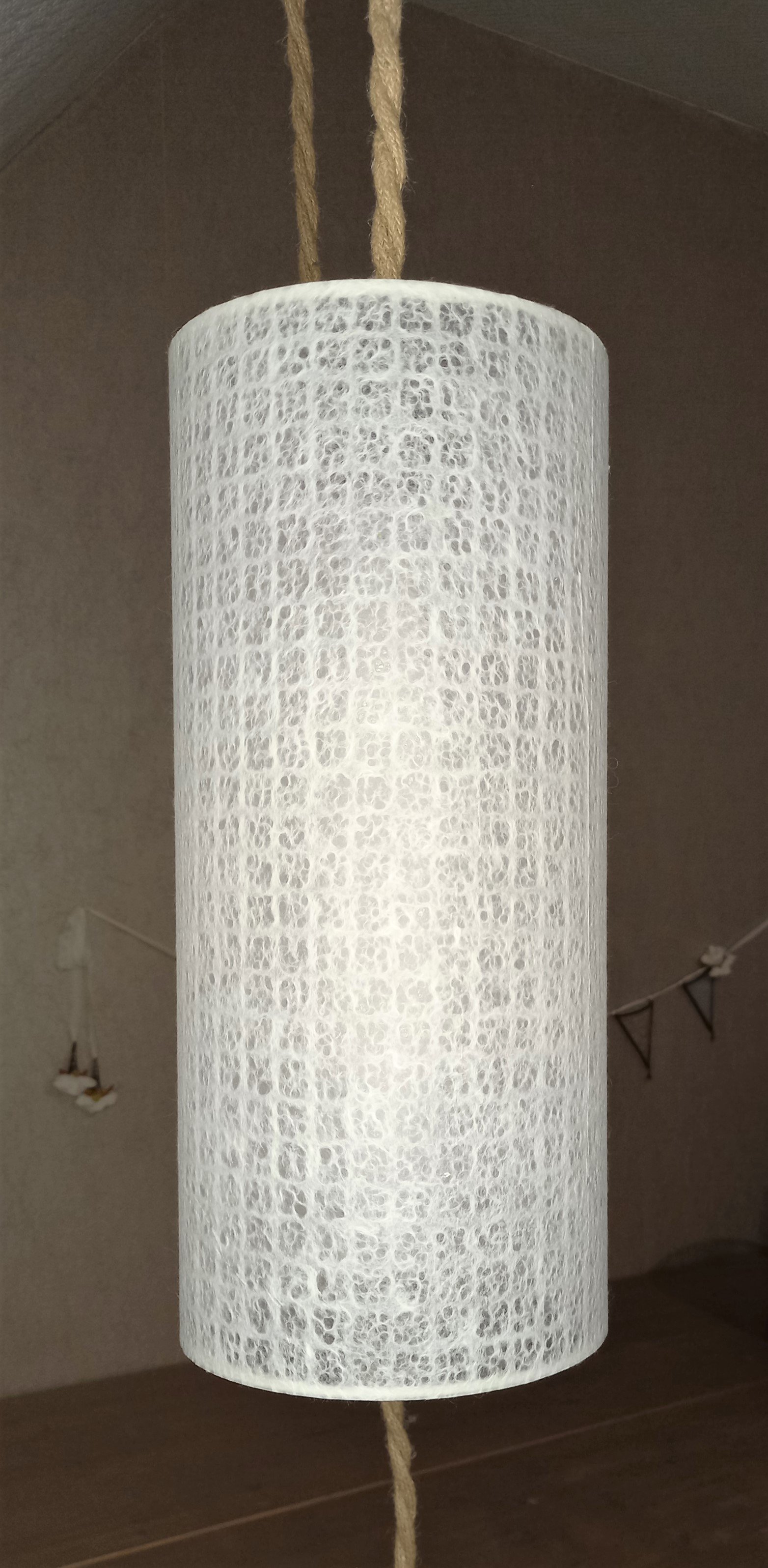 Suspension papier japonais translucide a motif ajouré. 15 cm diamètre 38 cm de hauteur. 52 €. A retrouver sur la boutique en ligne (cliquer sur l'image)