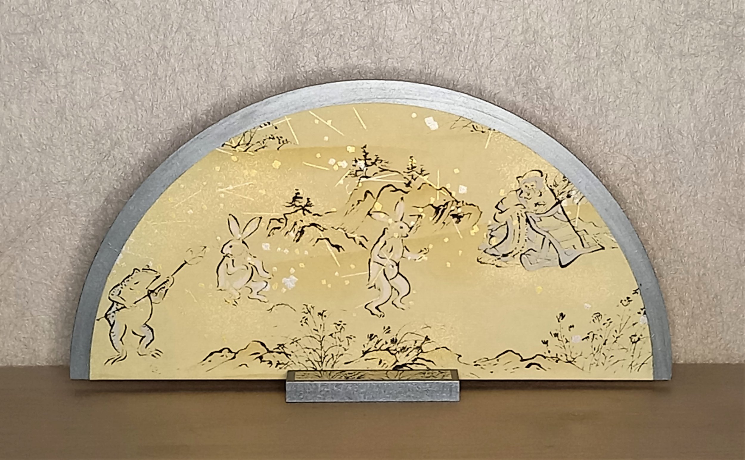 Petit cadre demi lune 20 x10 cm sur support bois. Reproduction sur papier japonais d'un ancien dessin japonais / scénettes animalières sur fond paysager.
25 €
A retrouver sur la boutique en ligne (cliquer sur l'image)