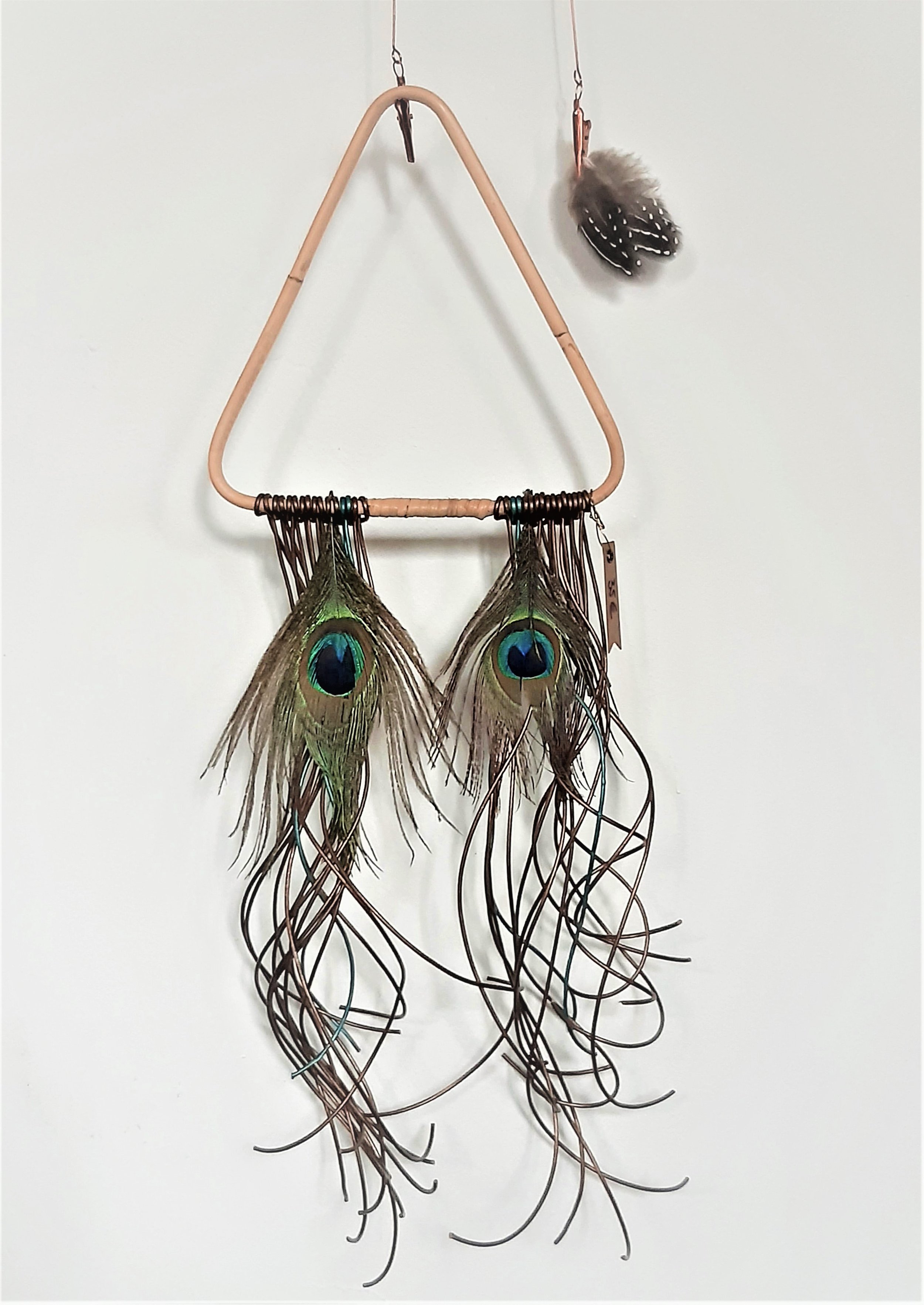 Petite fantaisie de décoration murale en bois / lacets cuir bronze métallisé et plumes de paon.
25 €
A retrouver sur la boutique en ligne (cliquer sur l'image)