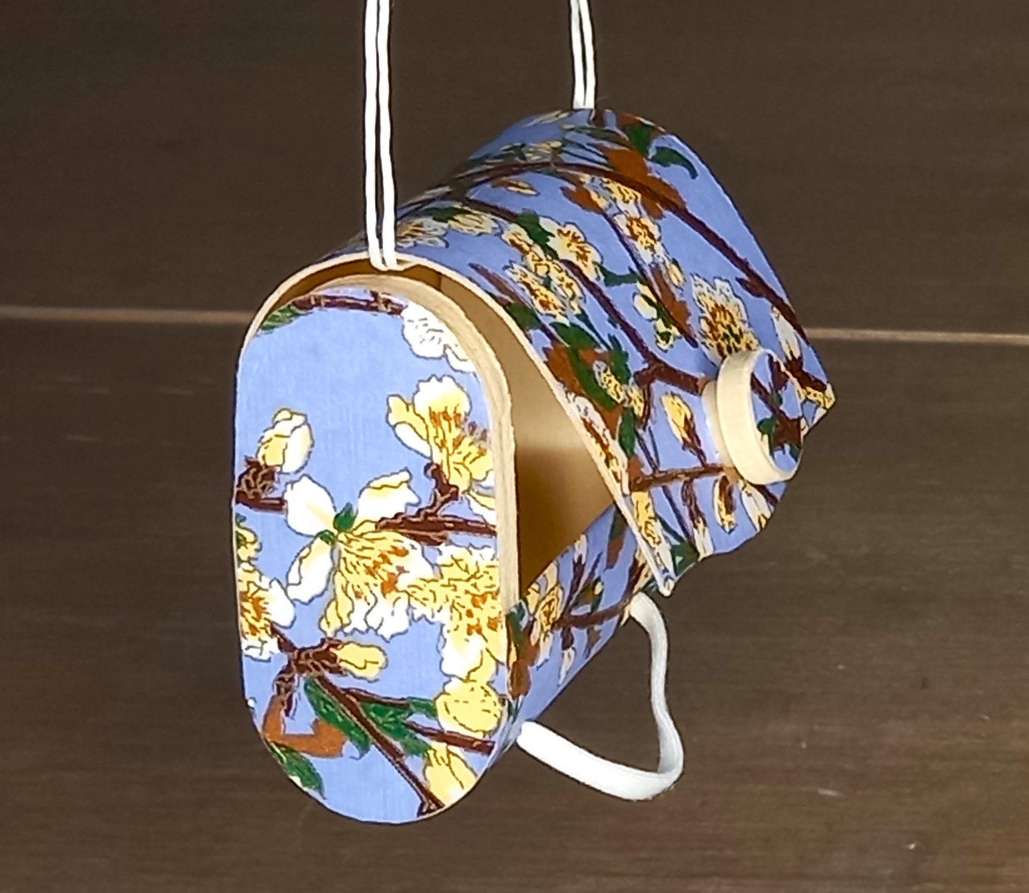Petite boite bois forme porte monnaie fermée par un élastique habillée de papier japonais.
Usages: boite cadeau bijou, boite à dents enfants, boite à alliances…
5 € pièce
A retrouver sur la boutique en ligne( cliquer sur l'image)