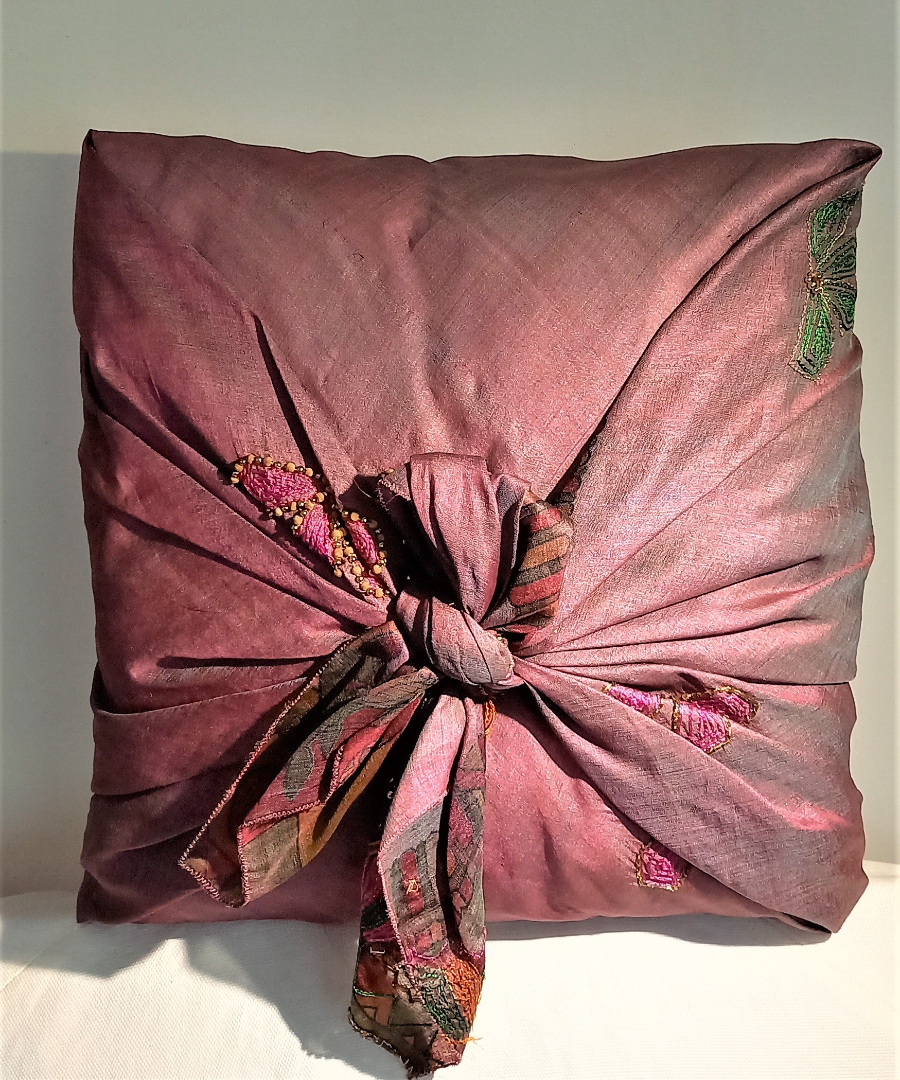 Coussin noué en soie de sari Rose mauve avec éléments brodés/ perlés. 40 x 40 cm. 45 € .A retrouver sur la boutique en ligne (cliquer sur l'image).