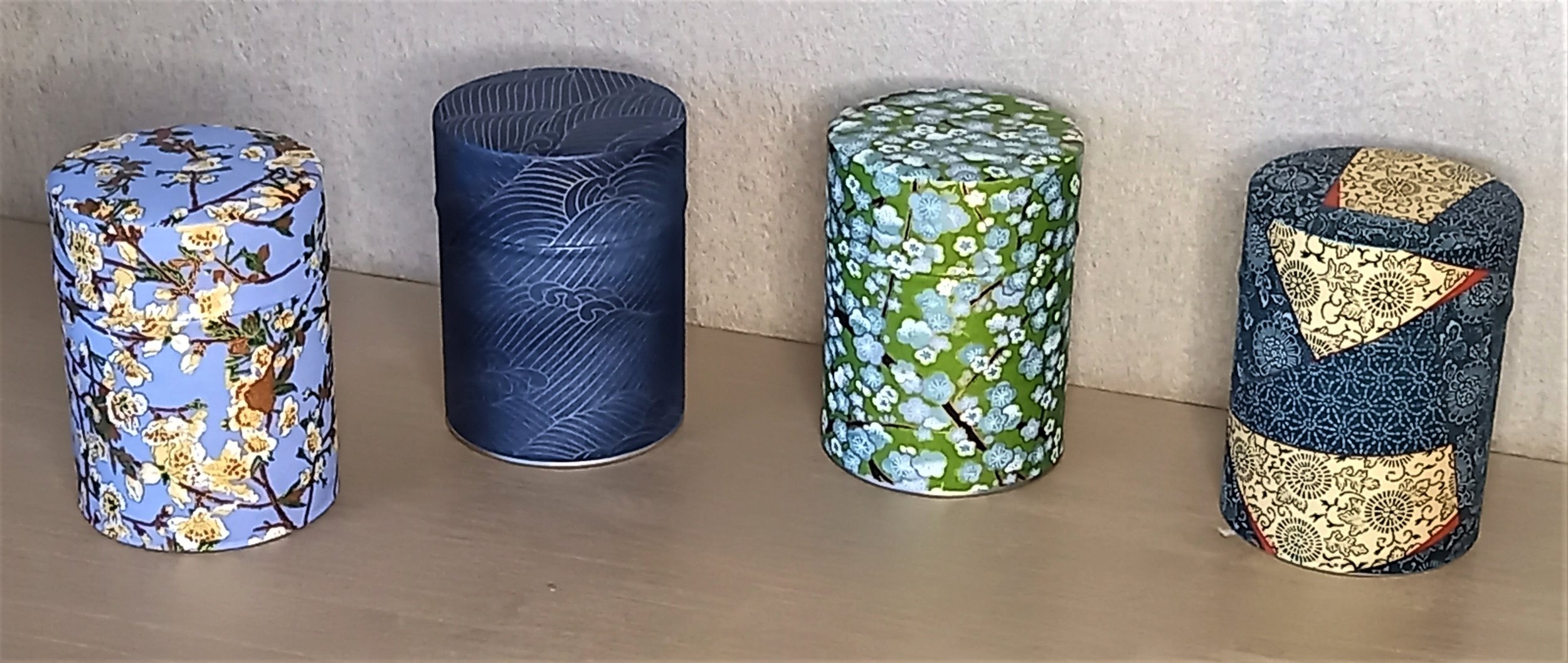 Traditionnelles boites à thé métal habillées de papier japonais, increvables même avec un usage fréquent.
Double couvercle pour préserver l'arome du thé en vrac. Papier traité antitache et anti décoloration.
15 € pièce
A retrouver sur la boutique e