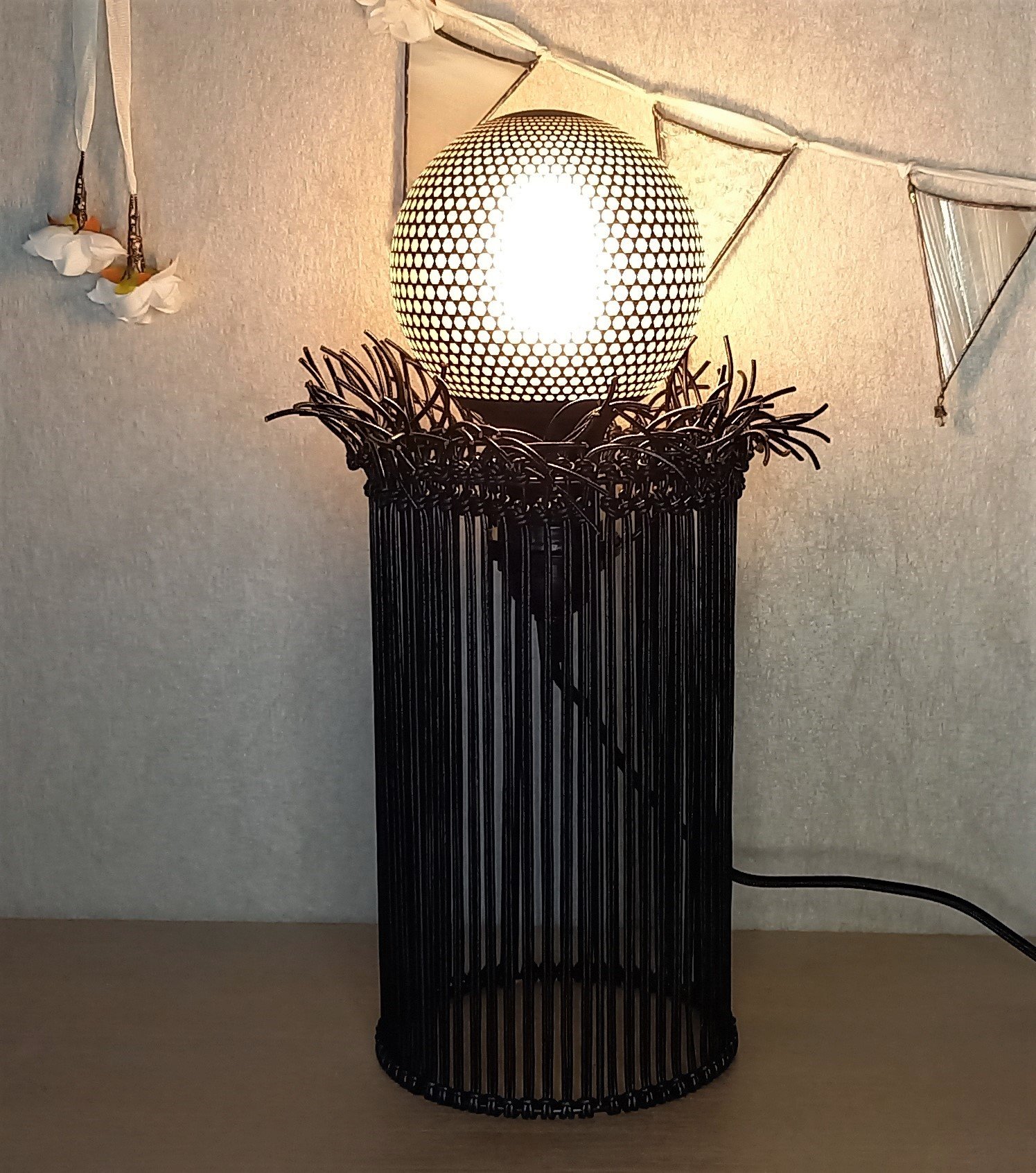 Lampe "mon truc en plume" habillée de fins lacet cuir noirs surmontée d'une ampoule décorative noire et blanche à damiers 20 x 40 cm (ampoule comprise).
110 €
A retrouver sur la boutique en ligne (cliquer sur l'image)