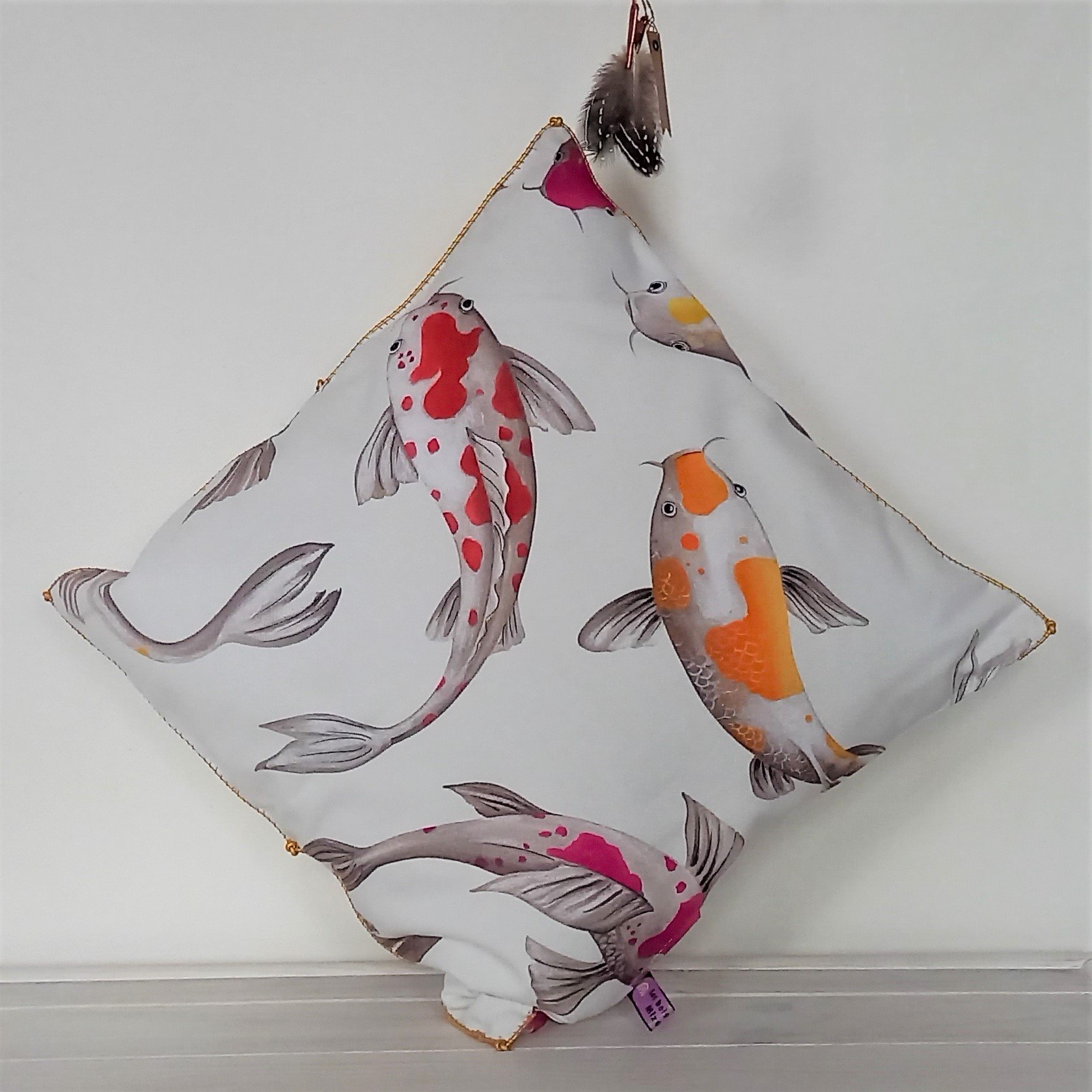 Coussin toile de coton motif carpes Koï tissu d'éditeur. Passepoil cuir jaune or. 40 x 40 cm. Déhoussable. 36 €.
A retrouver sur la boutique en ligne (cliquer sur l'image)