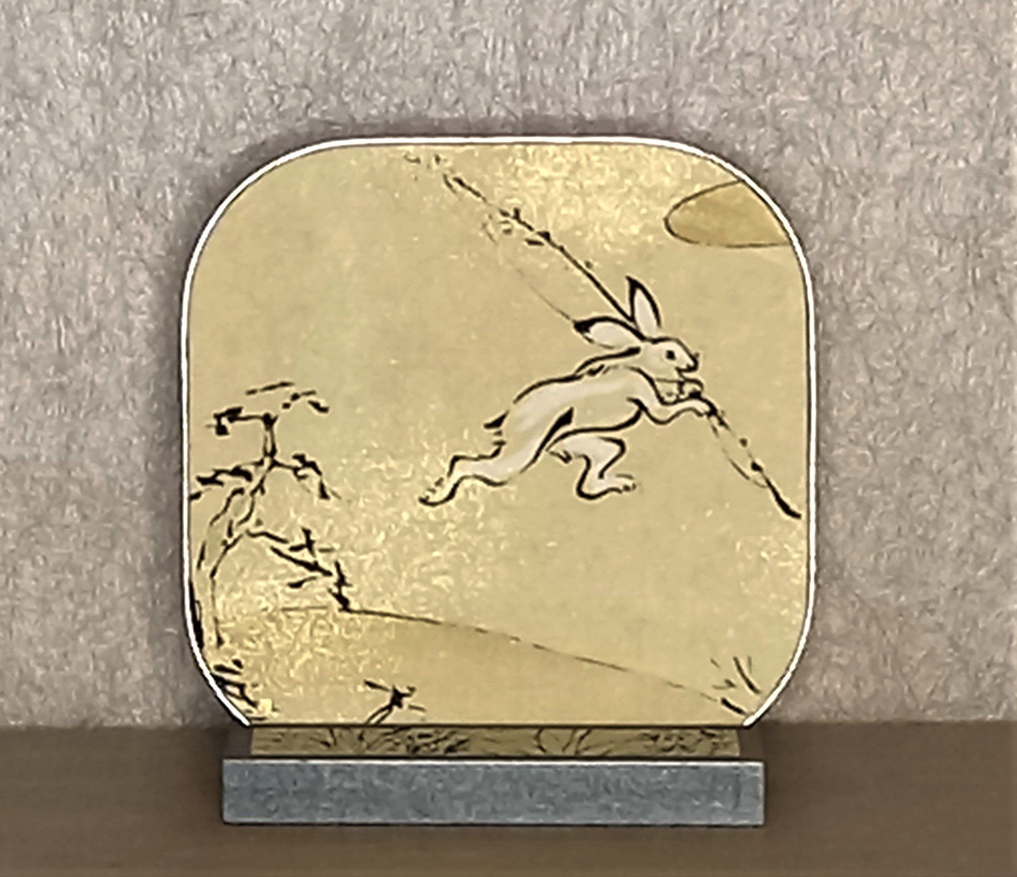 Scénette naïve sur mini cadre bois 10x10 cm entouré de métal argenté, posé sur socle bois teinté gris métallisé. Papier japonais/reproduction rare d'un dessin japonais ancien.
8 €
A retrouver sur la boutique en ligne (cliquer sur l'image)