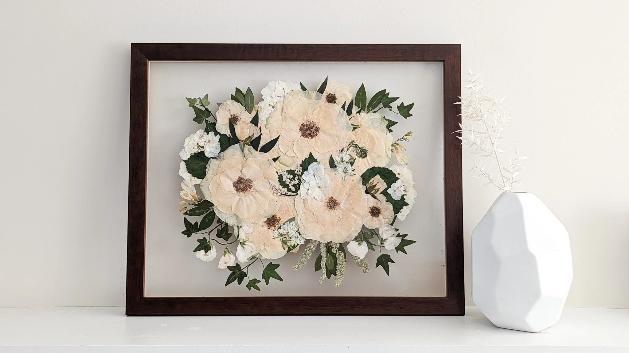 Floating frames for flower preservation: What you need to know before choosing