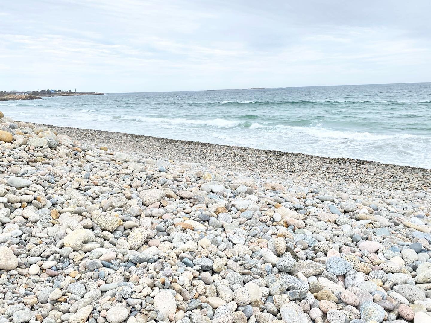 🌊 photo @sadie_dayton 
.
.
.
#colorinspiration #mothernature #beach #rocks #newengland #rockport #slowliving #summertime