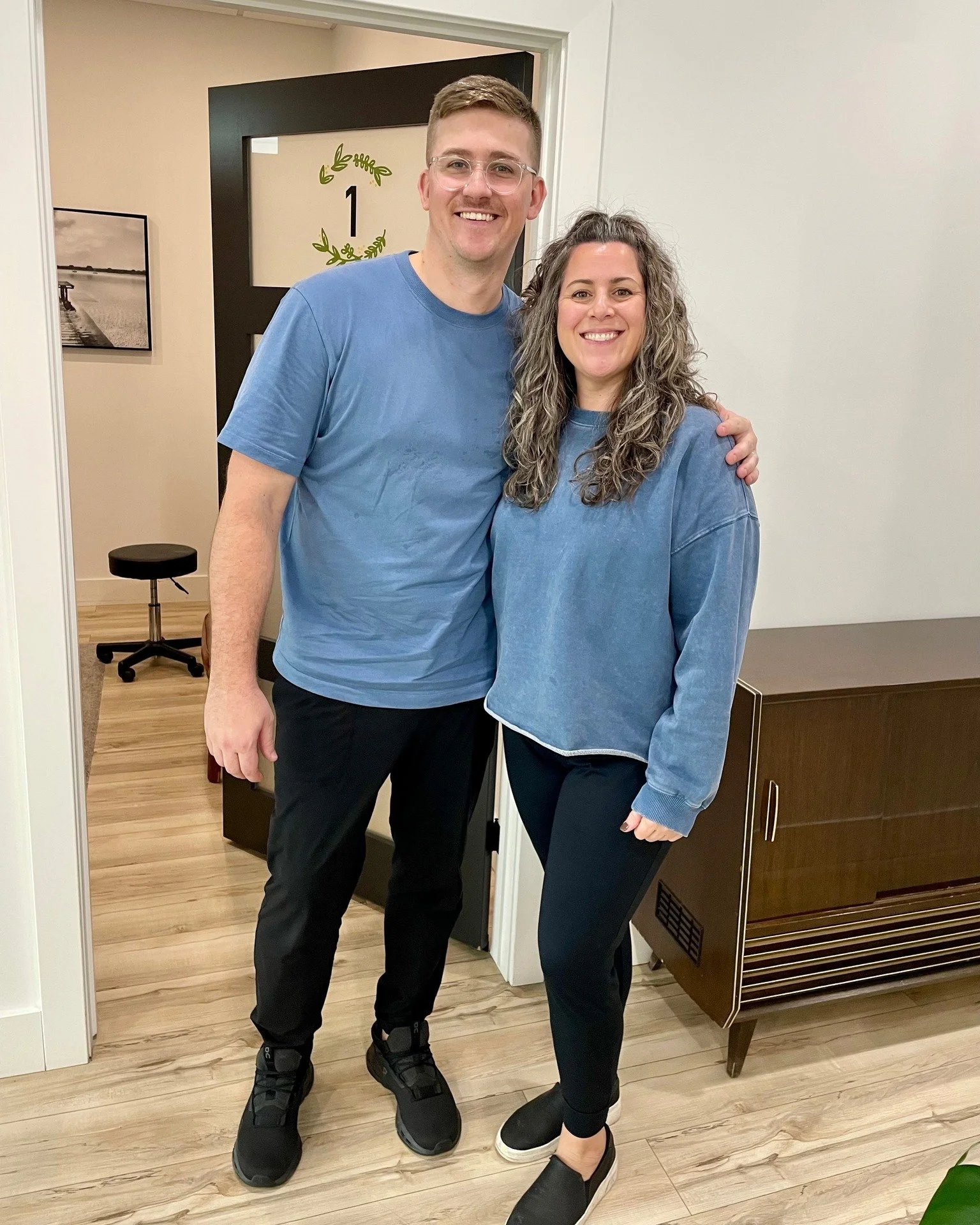 Great minds think alike&hellip; and apparently Dr. Justin &amp; Dr. Liz dress alike too! 💙🖤 Go Jays!

Who&rsquo;s watching tonight? ⚾&gt;🎃

#halloweenendsat8 #yourfriendlyneighbourhoodchiropractors