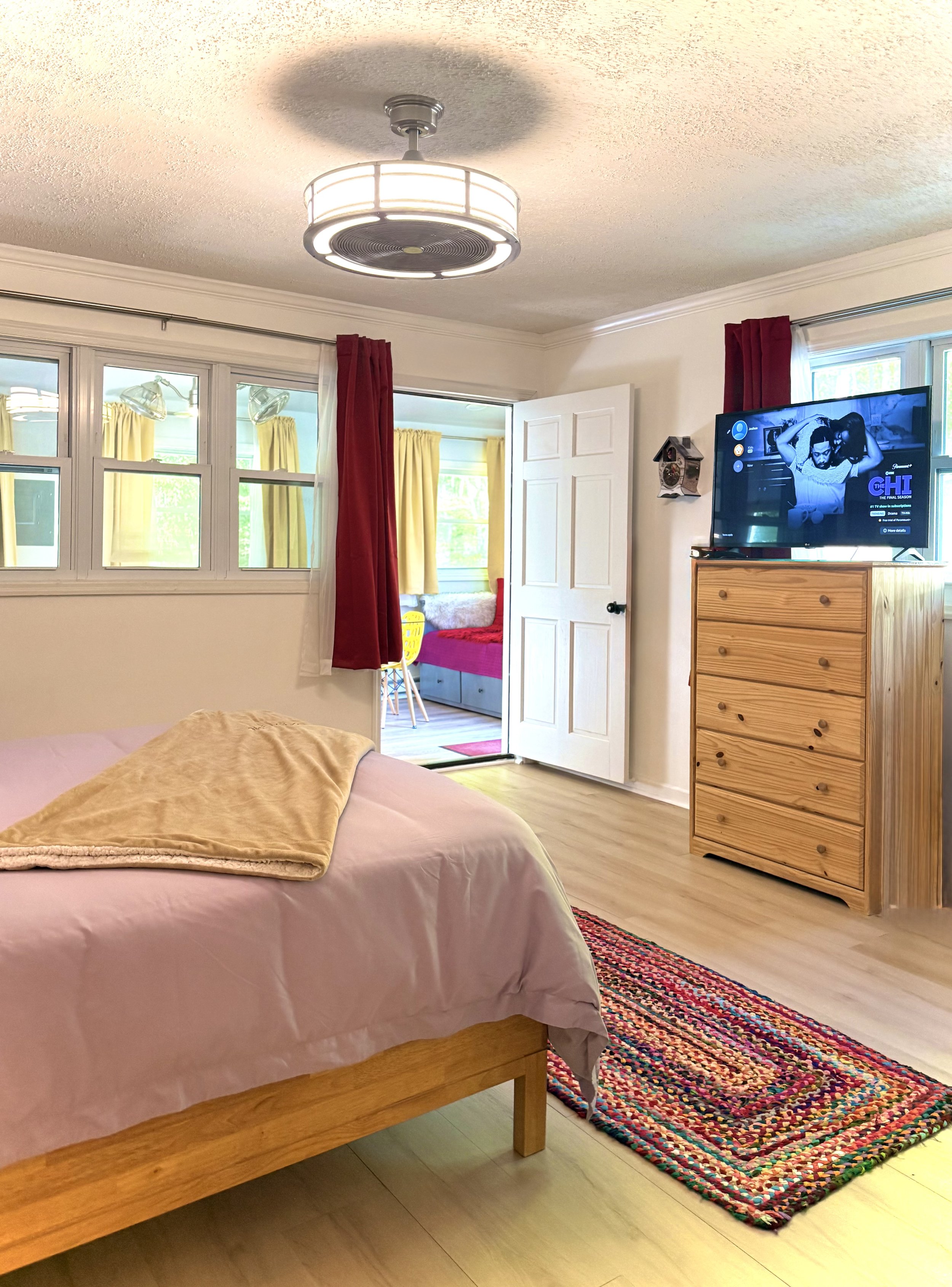 🌿 Wake up refreshed in this bright and airy bedroom surrounded by the tranquility of the Catskills in every season. 🍃