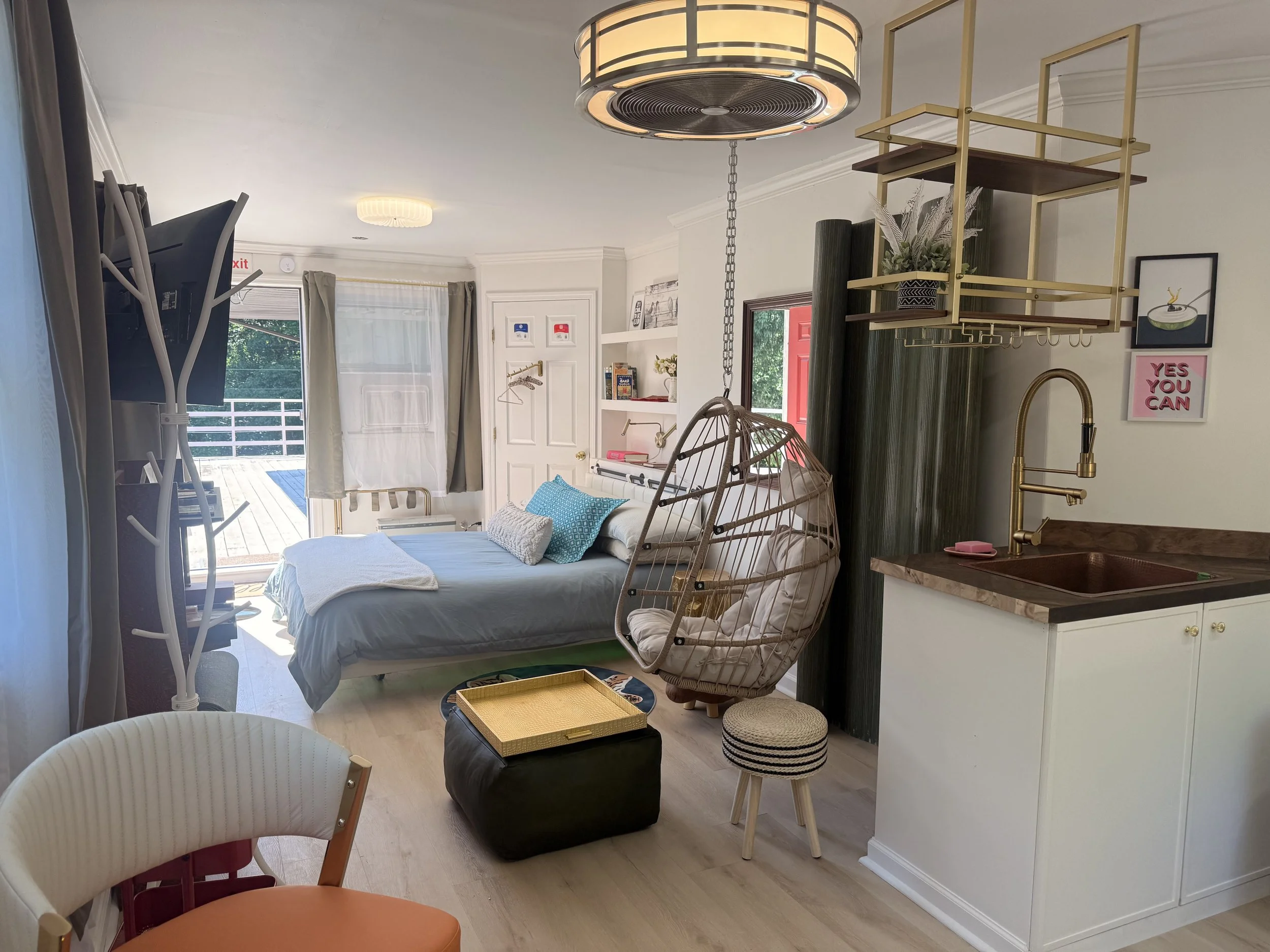 🏡 Thoughtfully designed open layout blends sleeping, dining, and lounging into one comfortable Catskills retreat. 💛