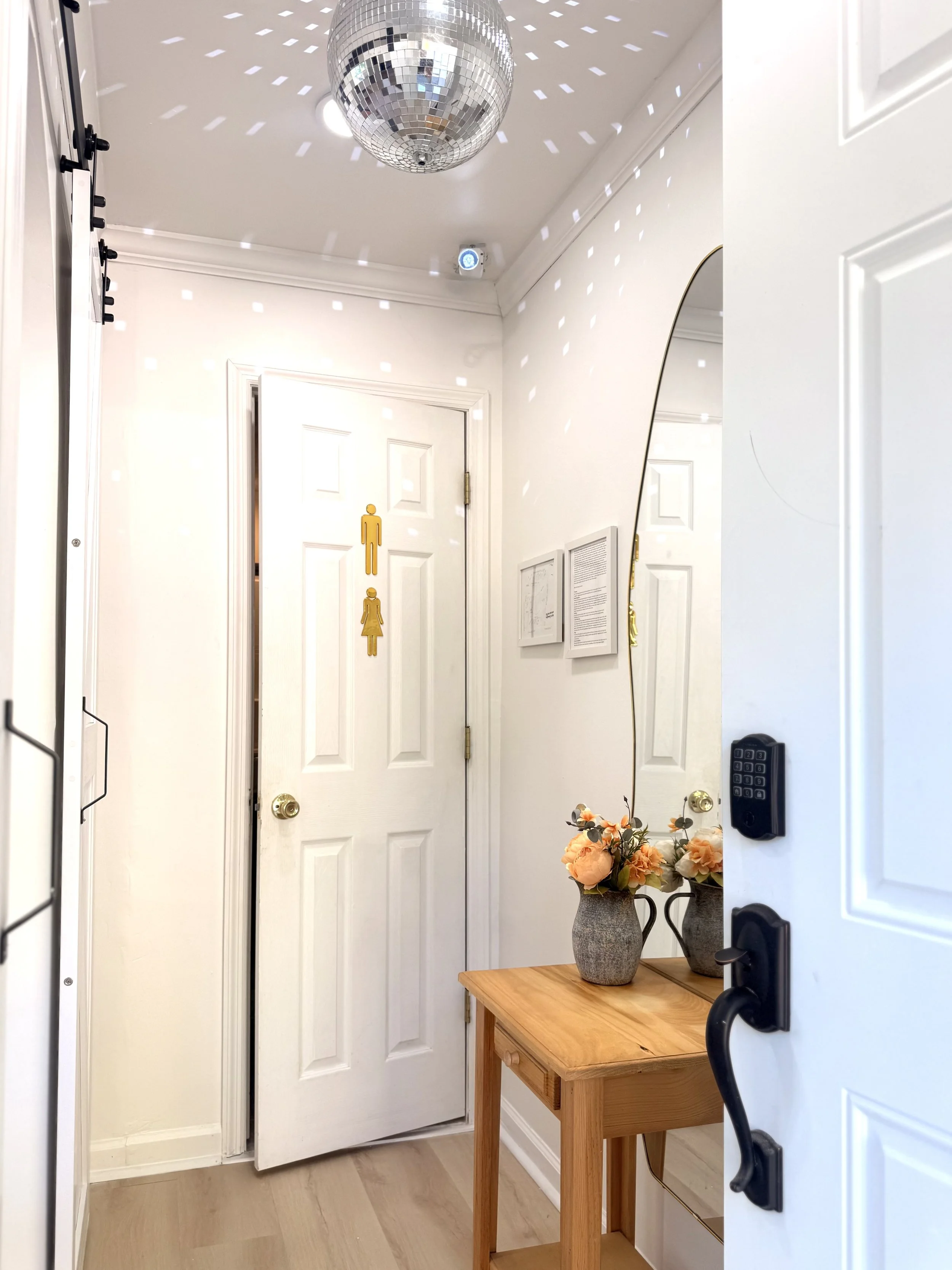 ✨ A welcoming entry with stylish décor and modern touches sets the tone for your relaxing Catskills escape at Alpine Four Season Lodge. 🏡