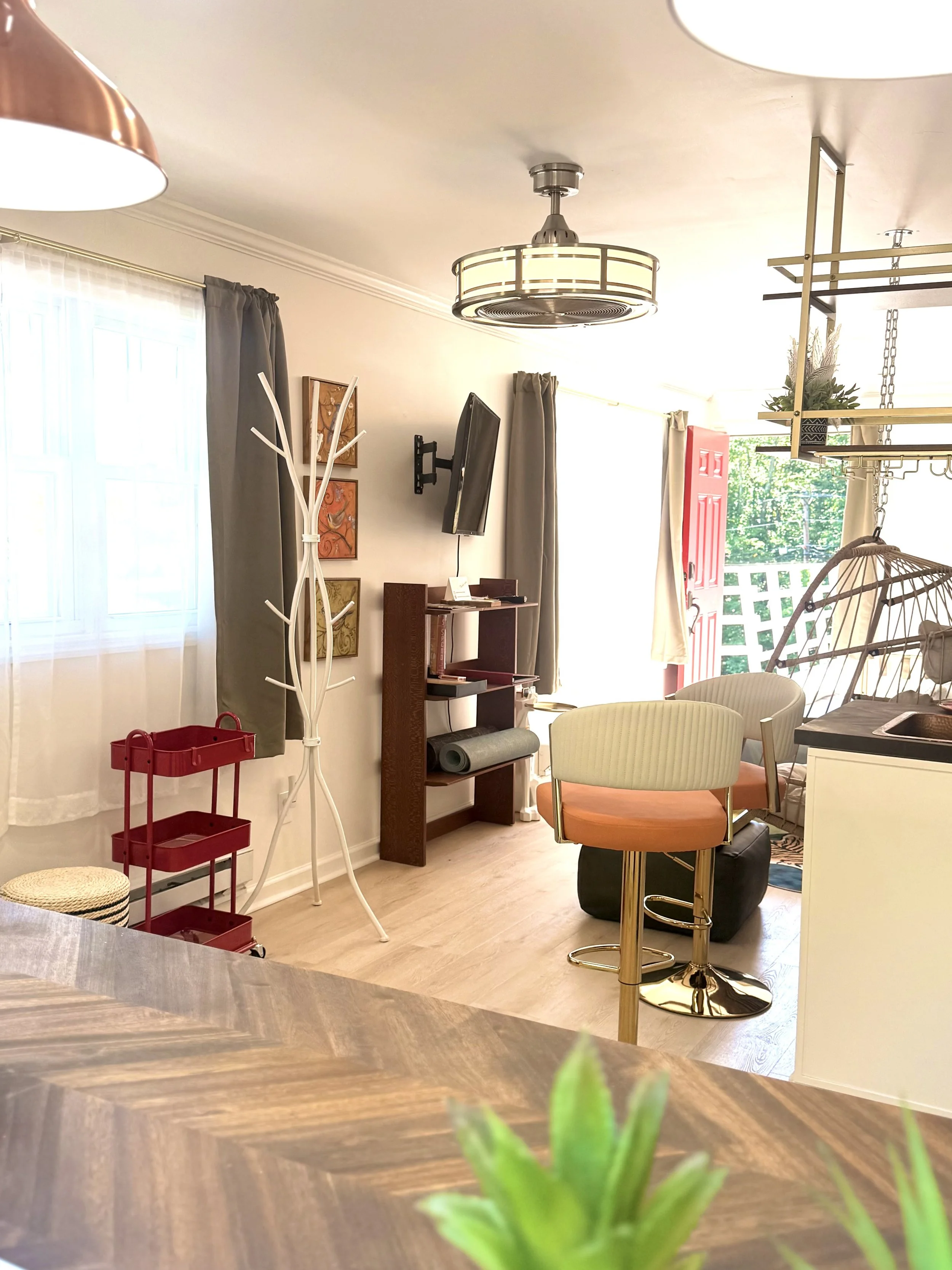 🌞 Relax in the open-concept living space with comfortable seating, Smart TV, and plenty of natural light throughout the day. 🏔️