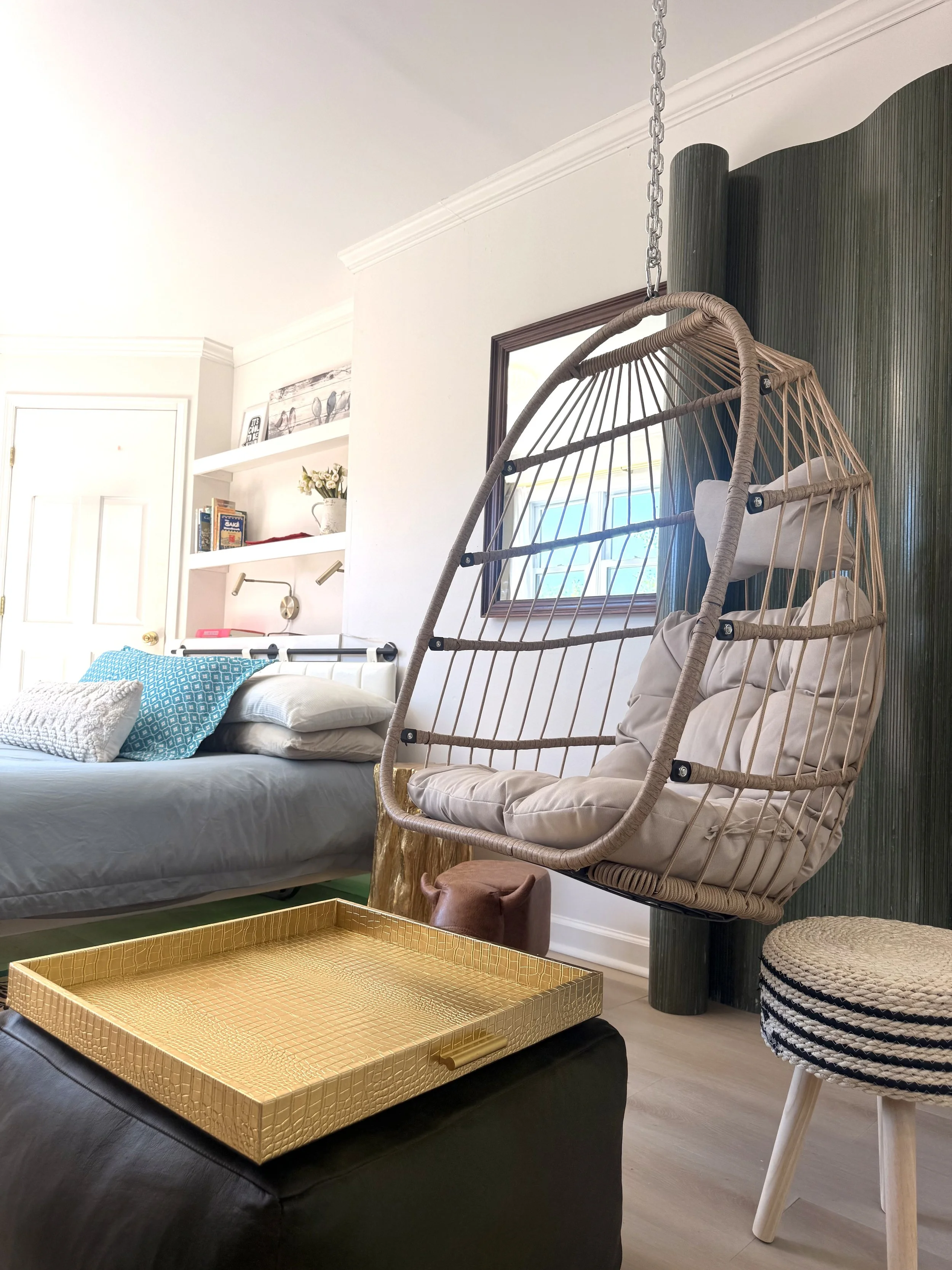 🪑 Relax in the hanging chair with a good book or your morning coffee—the perfect cozy corner to unwind after exploring Belleayre. 💛