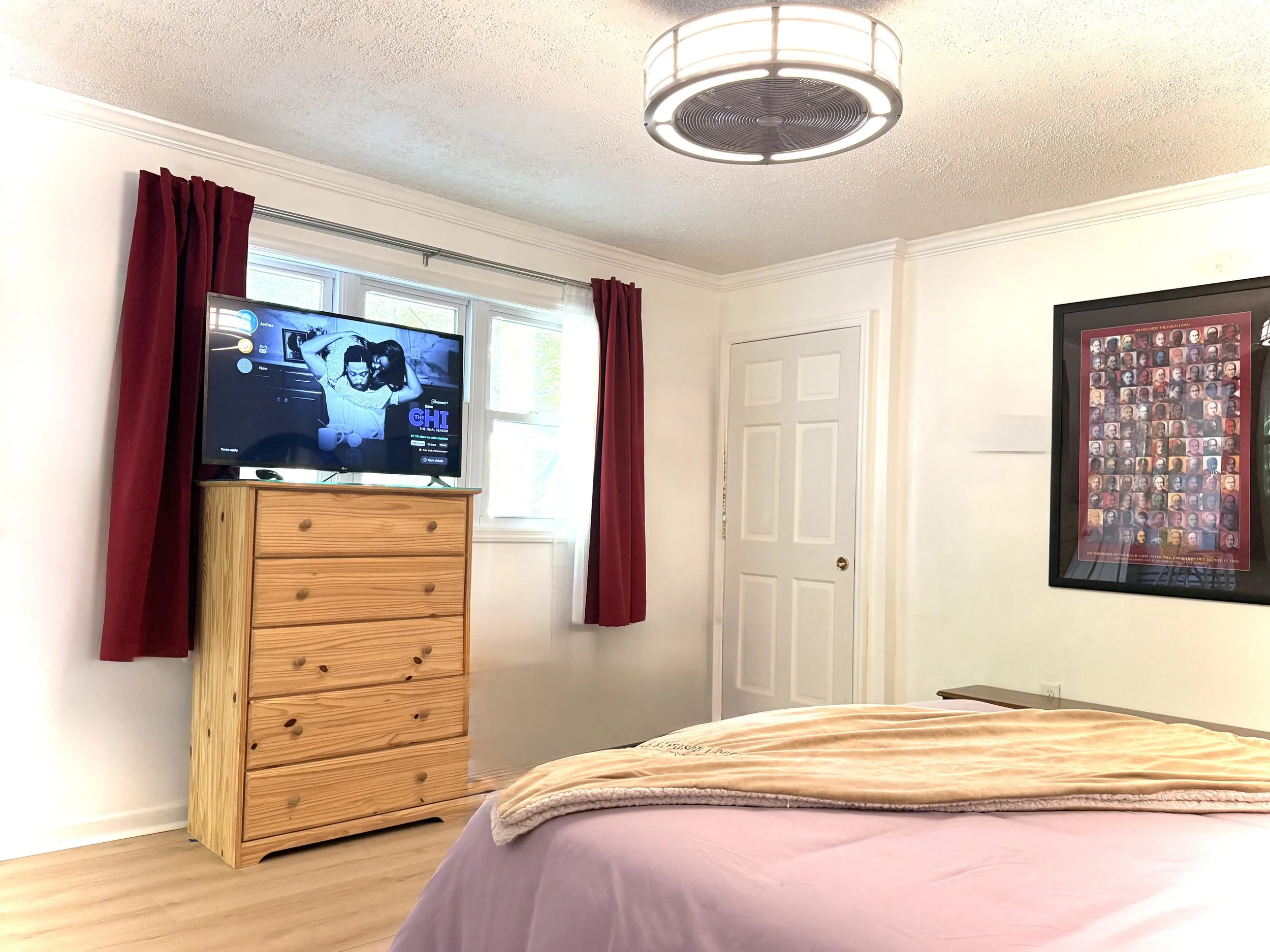 📺 Spacious bedroom retreat featuring smart TV entertainment, comfortable furnishings, and easy access to Belleayre attractions. 🎿