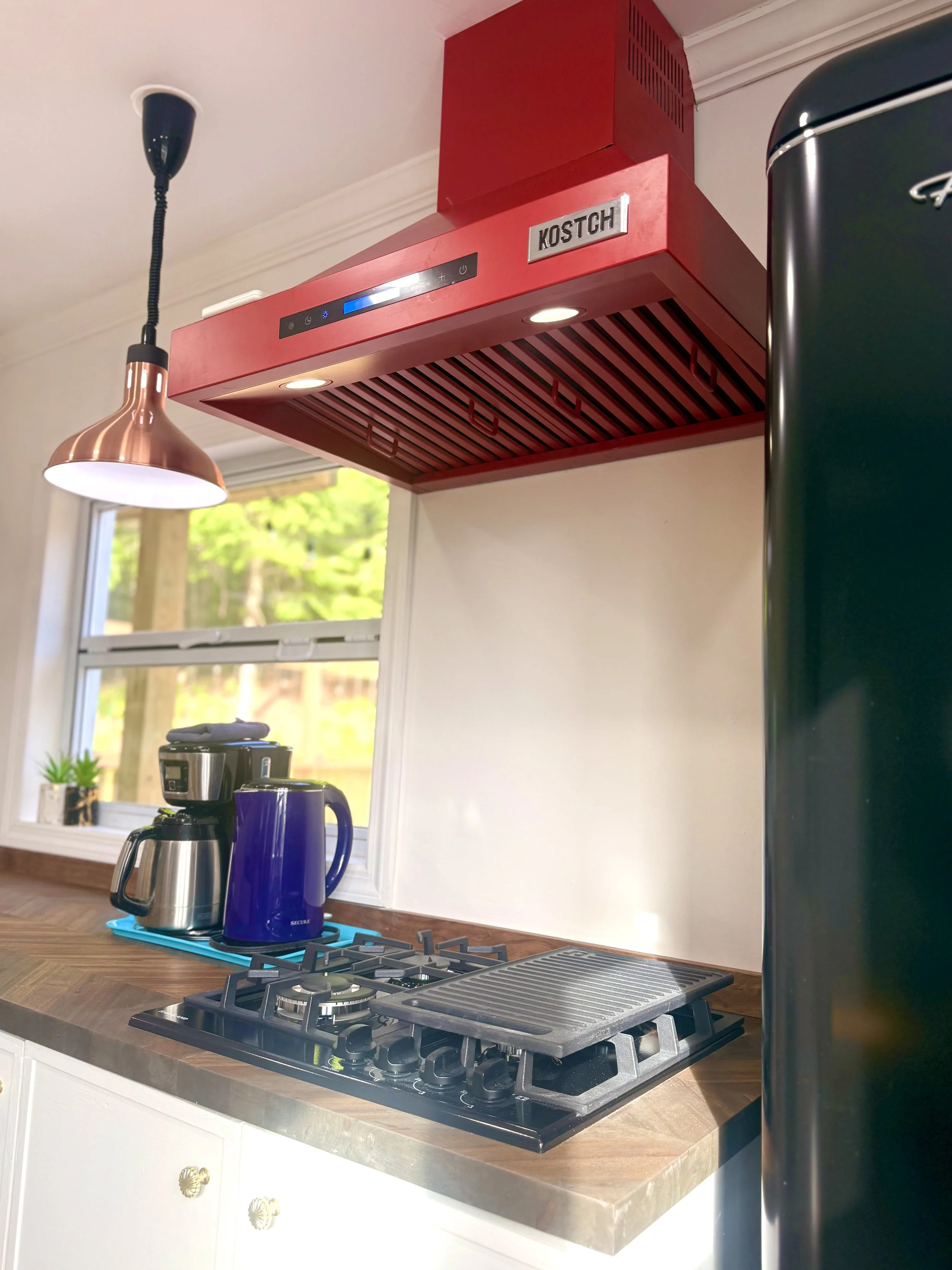 🍳 Cook with ease in the fully equipped kitchenette featuring a gas cooktop, coffee maker, and everything needed for a comfortable stay. 🍽️