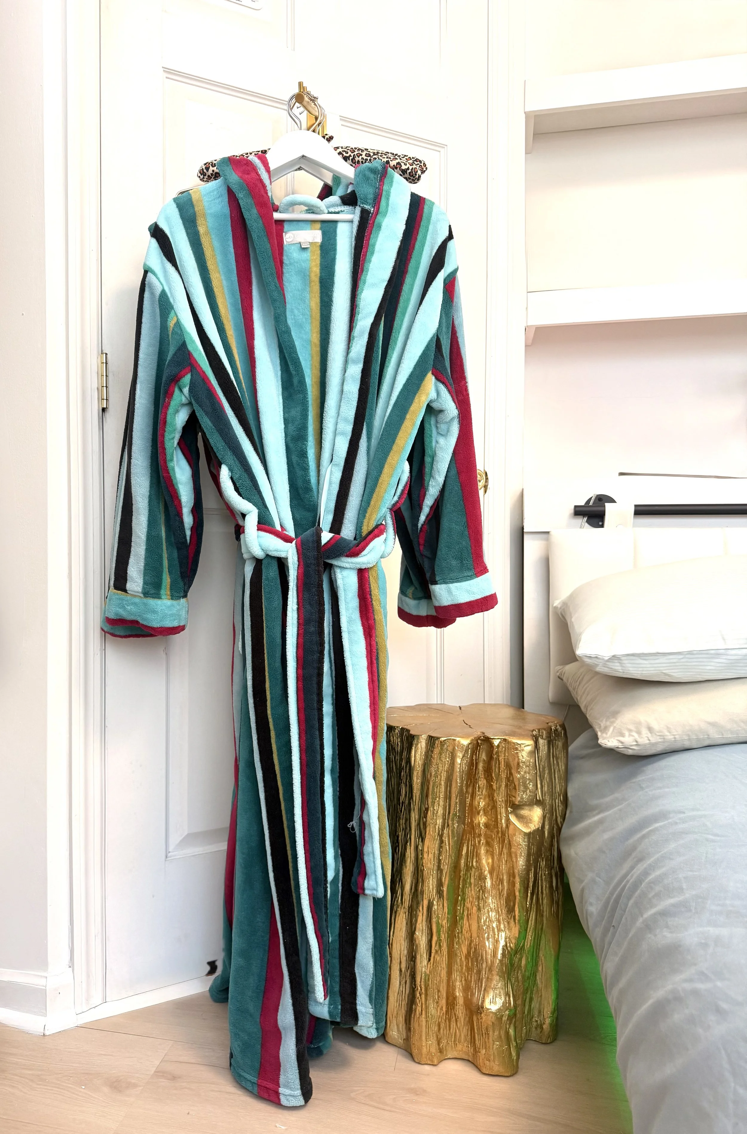 🥋 Complimentary robes add an extra touch of comfort for slow mornings and cozy evenings in the Catskills. ✨