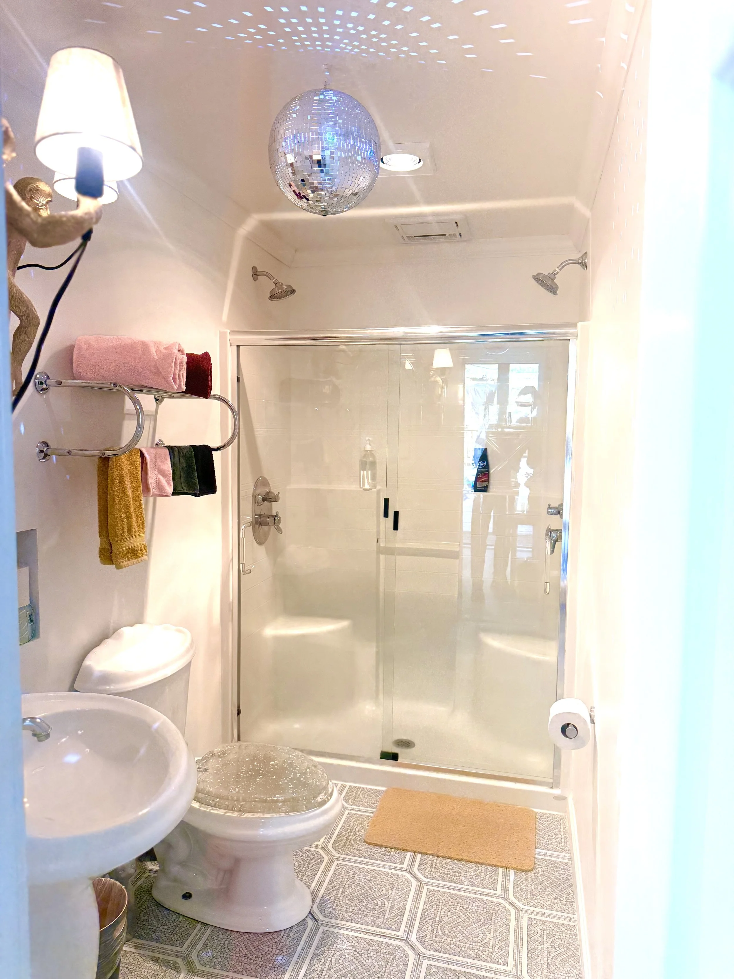 🚿 Spacious walk-in shower with dual showerheads for a refreshing spa-like experience after exploring Belleayre and the Catskills. ✨