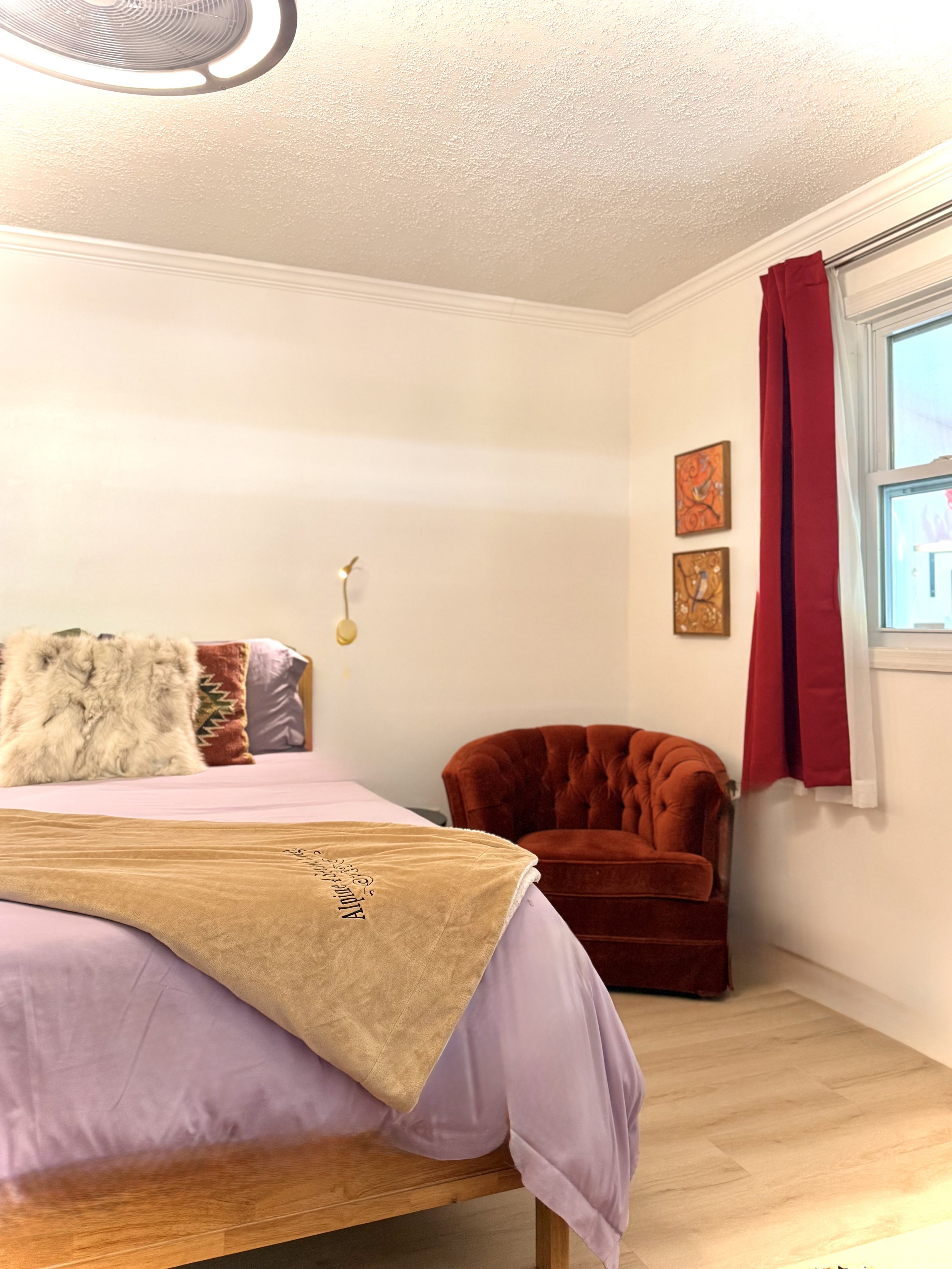 🌙 Drift off in a comfortable king bed surrounded by peaceful Catskills ambiance, perfect after a day of hiking, skiing, or exploring. ❄️