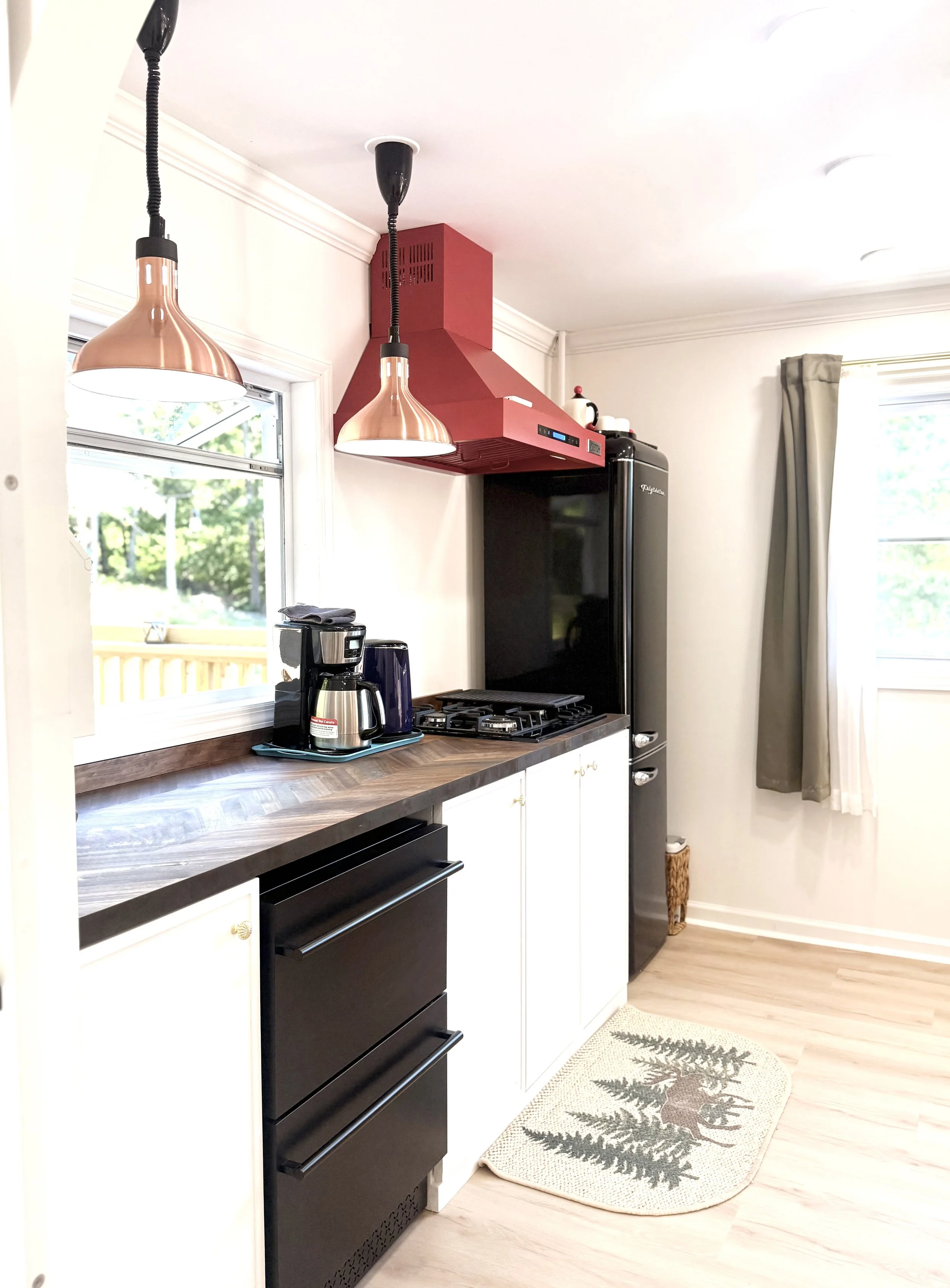 🍳 Prepare delicious meals in the fully equipped kitchen featuring modern appliances and thoughtful designer touches. 👨‍🍳