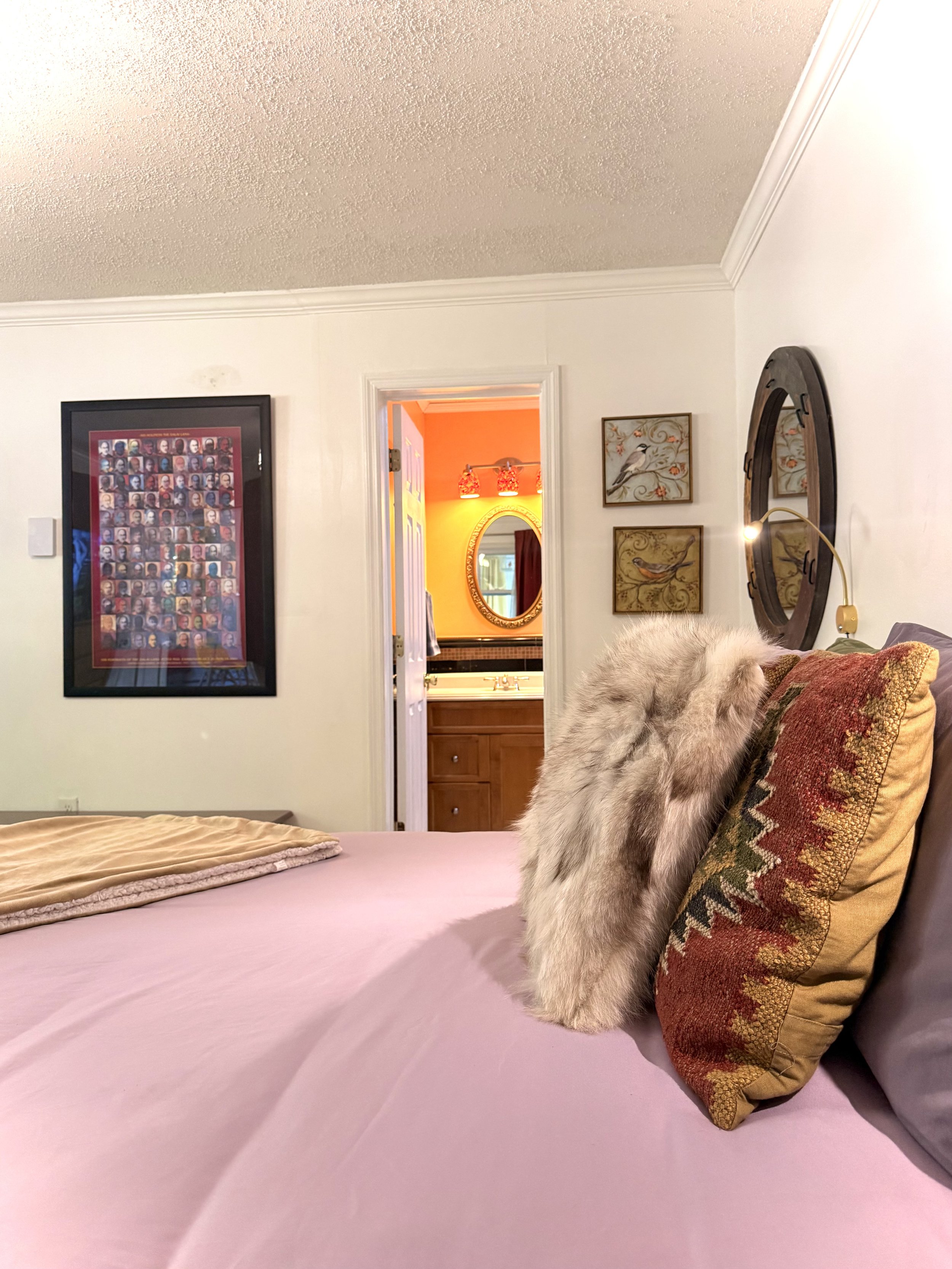 🛏️ Comfortable king bedroom with soft linens, warm accents, and peaceful Catskills charm just minutes from Belleayre. 🏔️