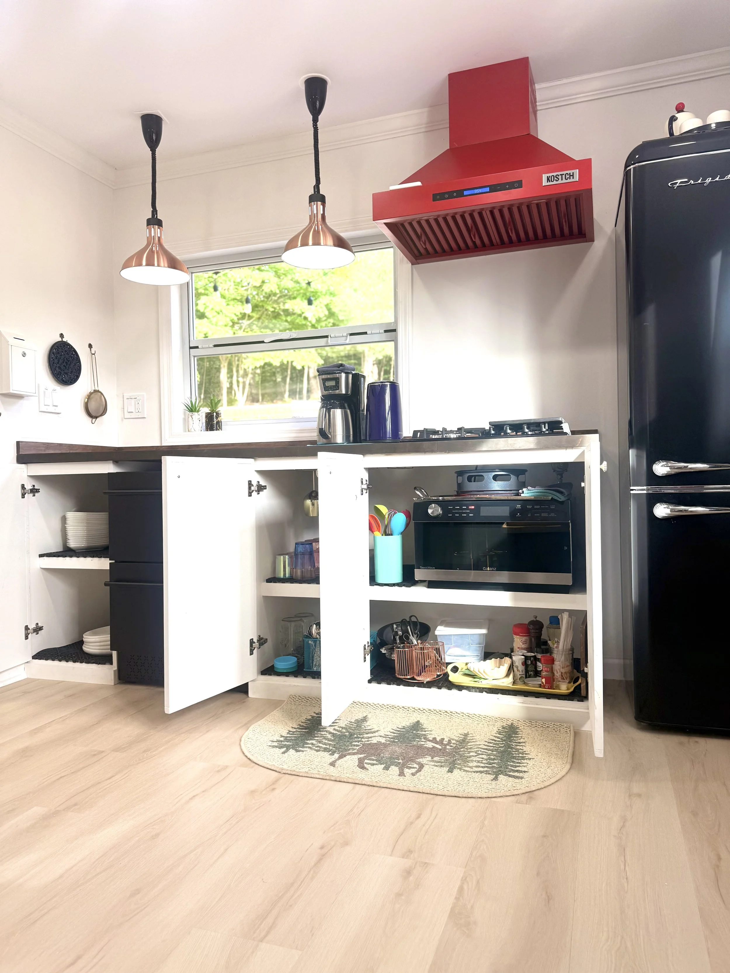 🍽️ Fully stocked cabinets with cookware, dishes, glassware, and kitchen essentials make extended stays at Dream Bird easy and comfortable. 🥂