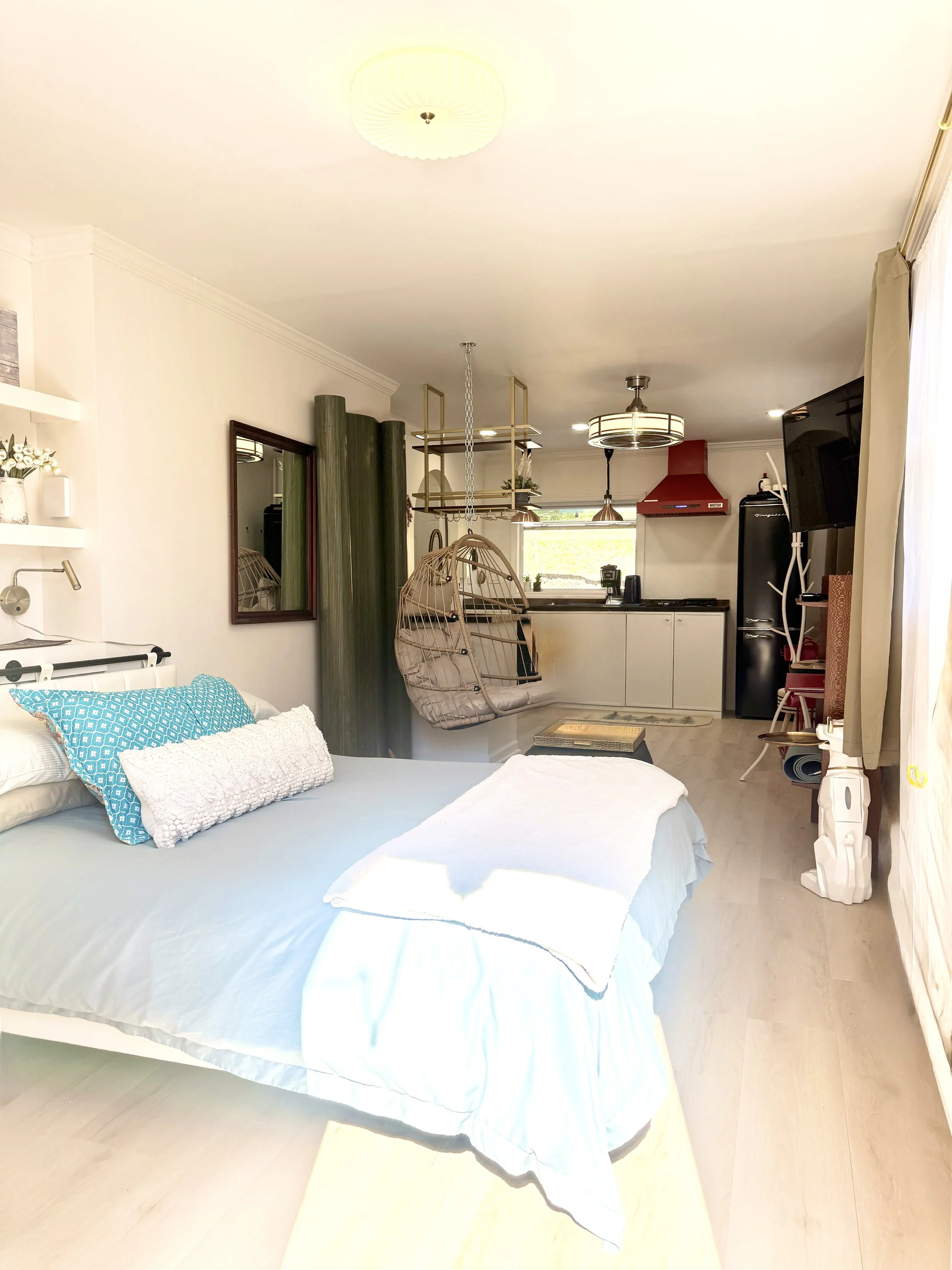 🛏️ Unwind in the cozy apartment with a plush queen bed, private balcony access, and a peaceful Catskills retreat near Belleayre Mountain. 🌿