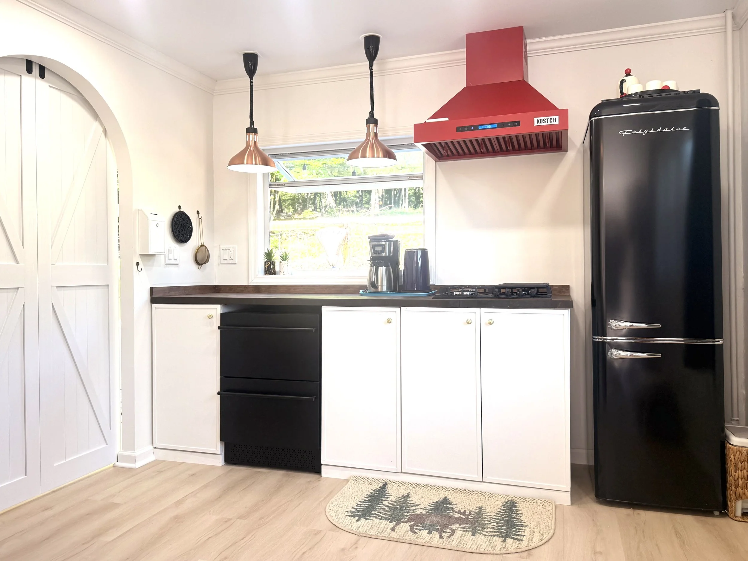 🍴 Bright, functional kitchen with retro-style refrigerator, beverage cooler, cookware, and essentials for preparing breakfast or a cozy dinner after hiking. 🌲