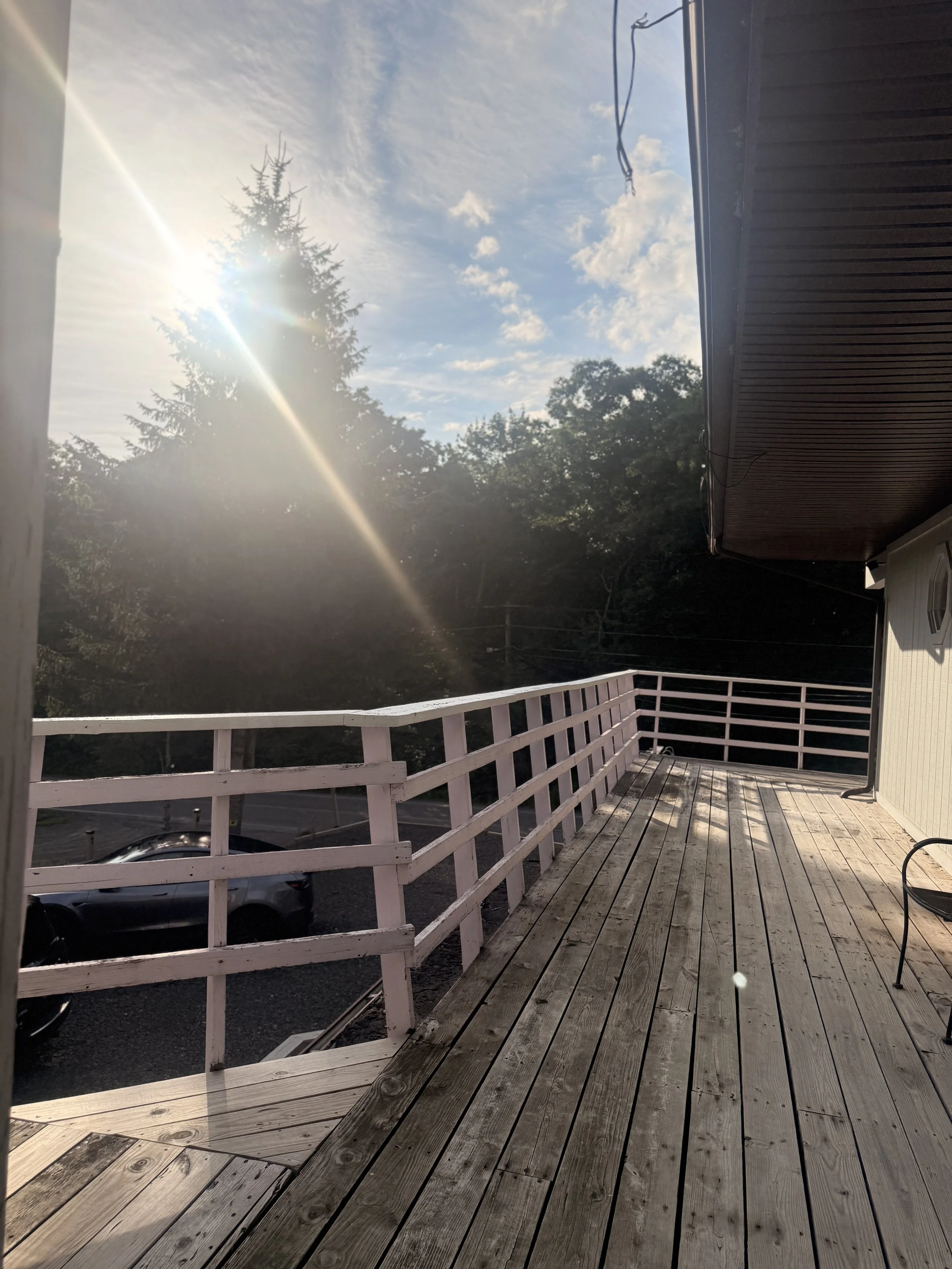 🌄 Step onto the deck for fresh mountain air, peaceful views, and golden-hour sunshine. ☀️