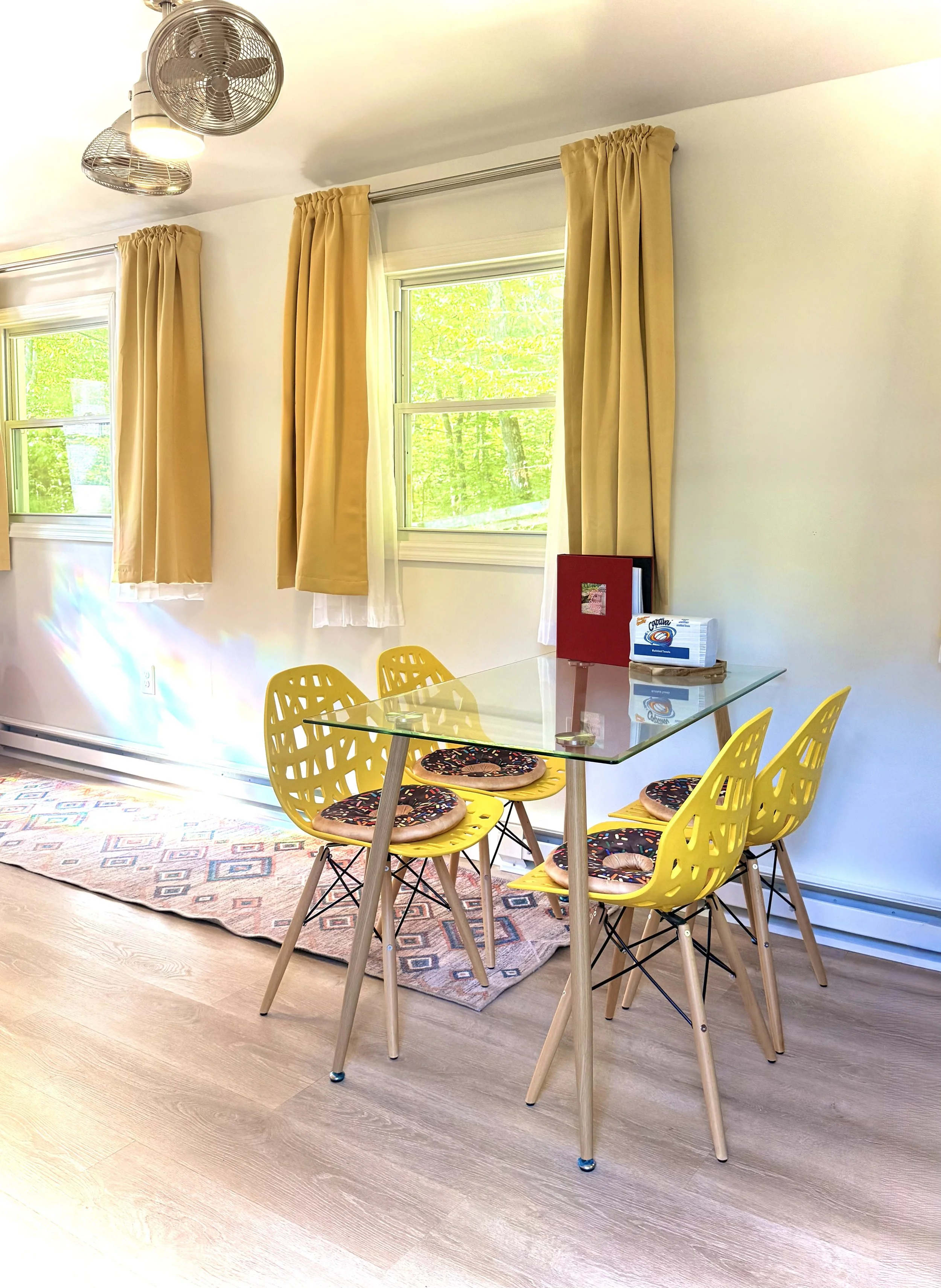 🍷 Gather around the cheerful dining table for morning coffee, game nights, or planning your next Belleayre adventure. ☕