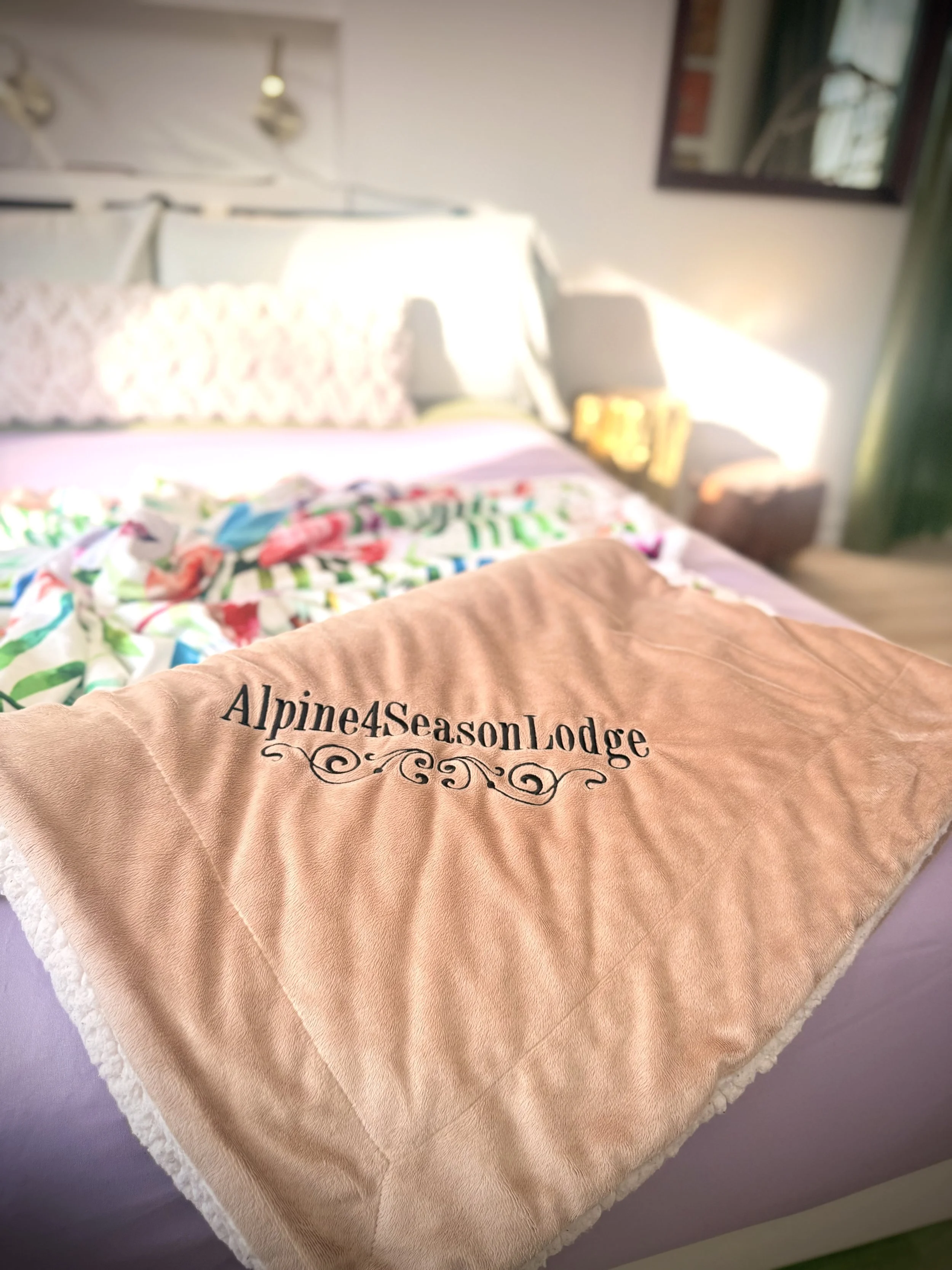 🎨 A bright, playful bedroom with colorful details, cozy textures, and plenty of personality. 🛌