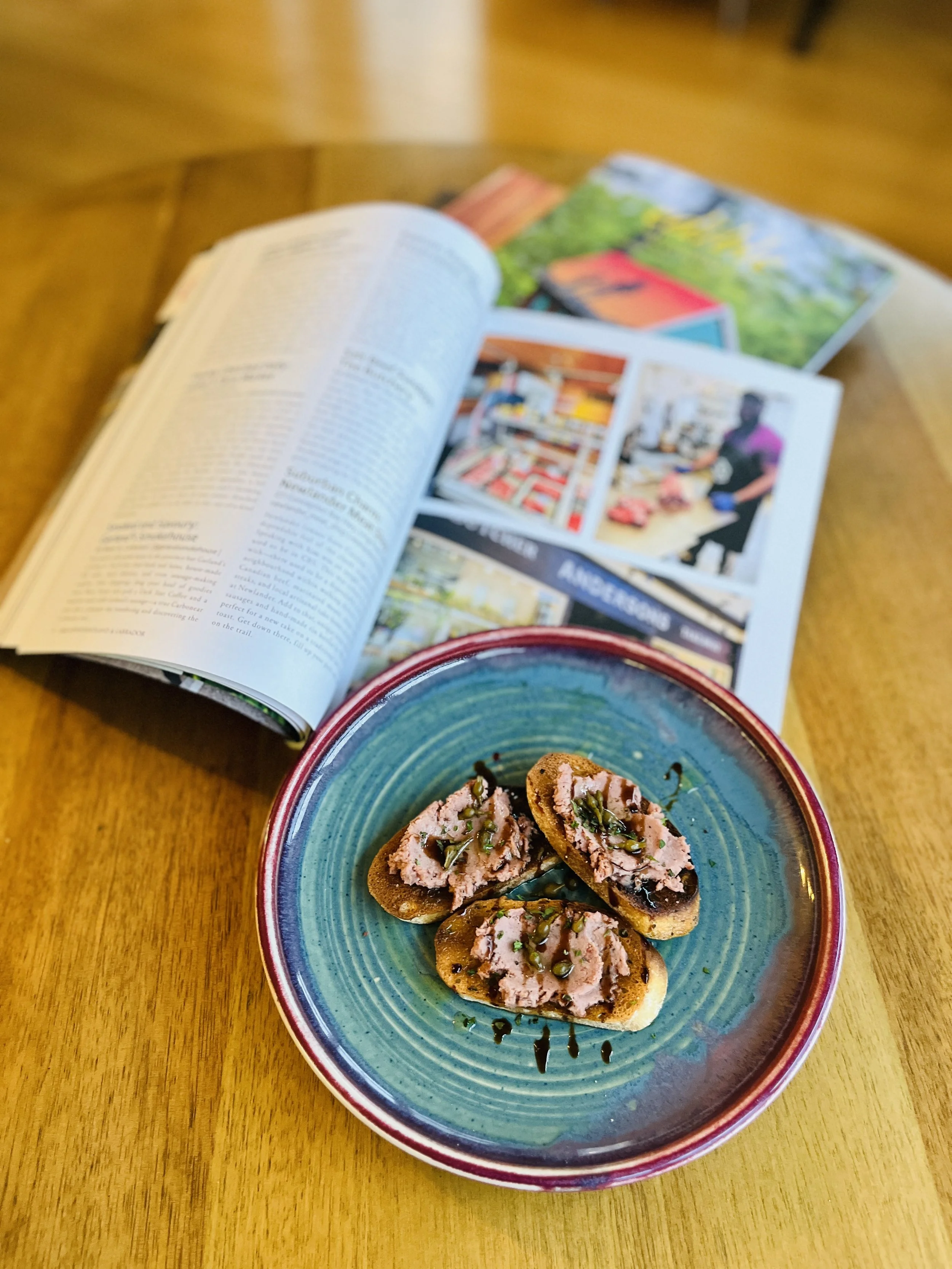 Moose spuma on crostini