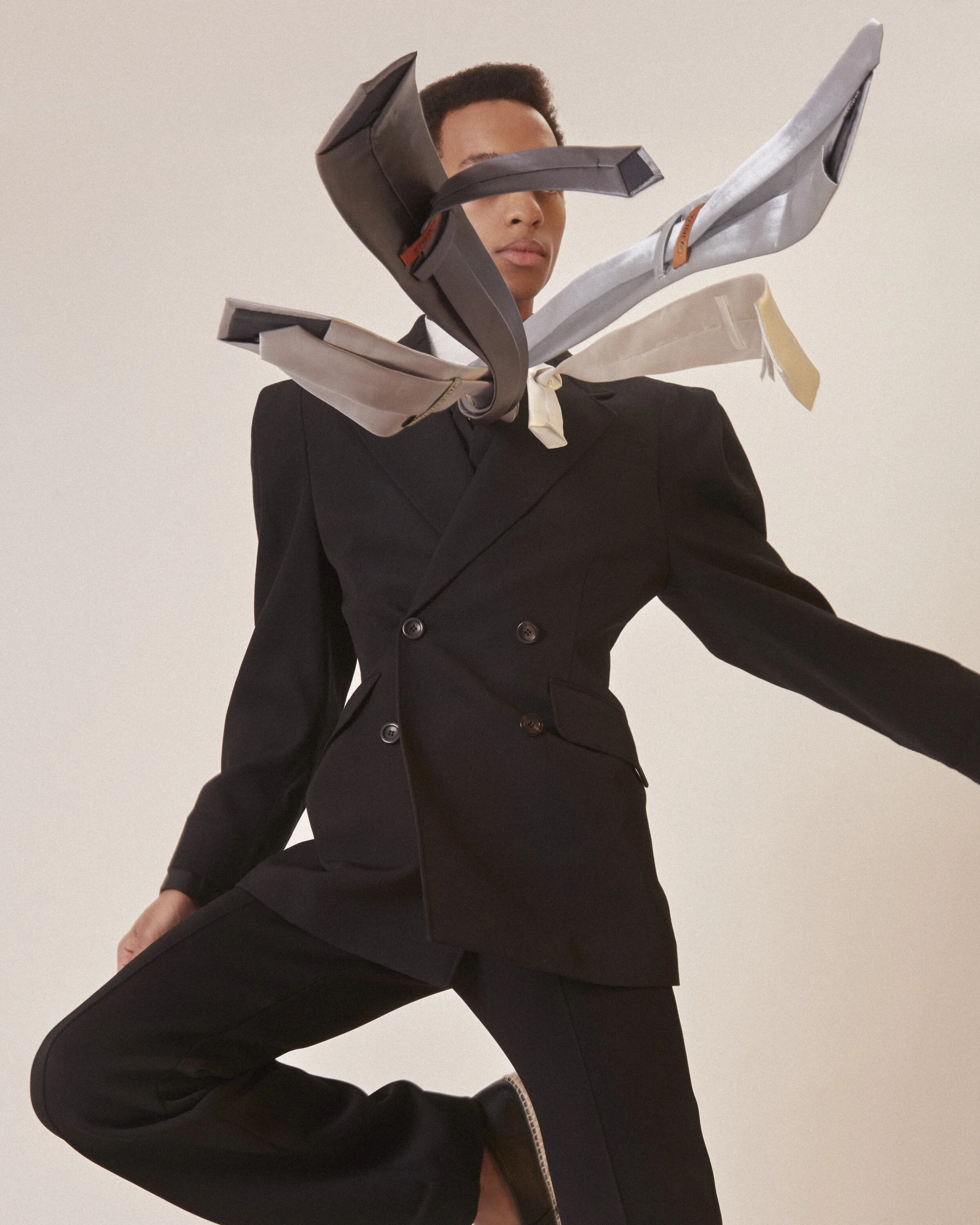 SHOT 7_RAHEEM SOLO TIES_20_02_27_VOGUE.IT21924.jpg