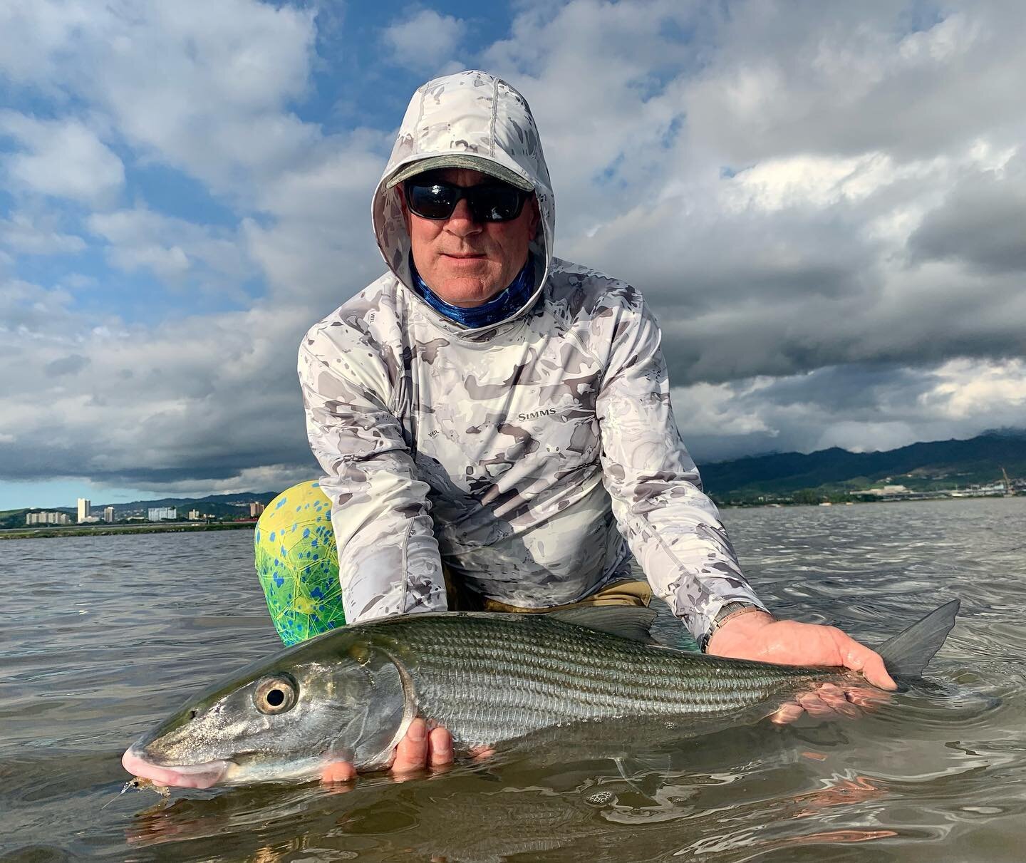 First Grande&rsquo; of 2022. Hope there&rsquo;s plenty more where this hawg came from!!! @rcioptics @simmsfishing @hatchoutdoors @yeti @batterytender #hawaiionthefly #bonefish #fishitwell #theadvantageisclear #yeti