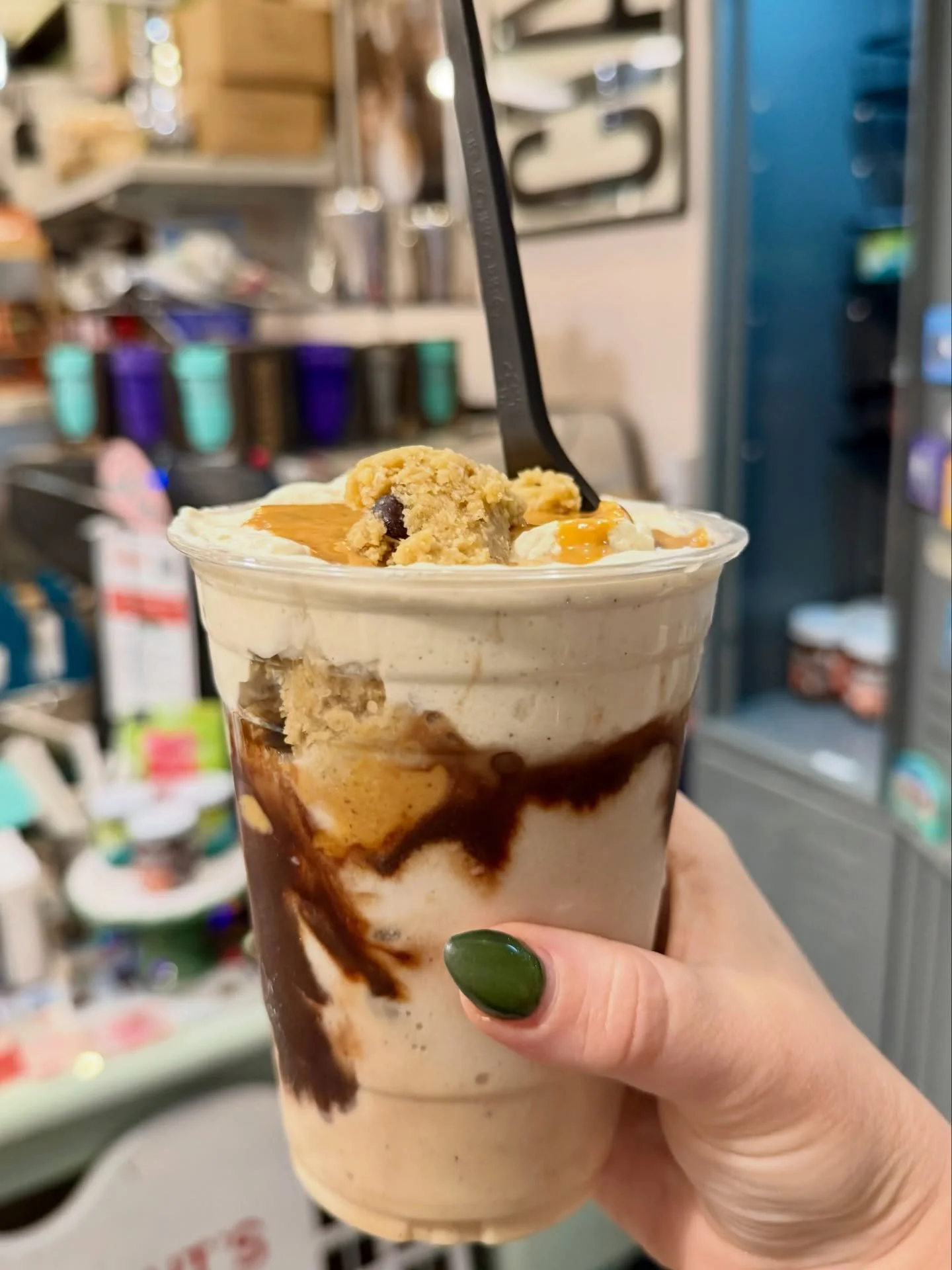 ‼️PB Cookie Dough Sundae is in, Mango Sticky Rice is out‼️
Our super rich peanut butter gelato with chunks of house made gf cookie dough bites, chocolate sauce and salty pb drizzle topped with fresh whipped cream is back for today.