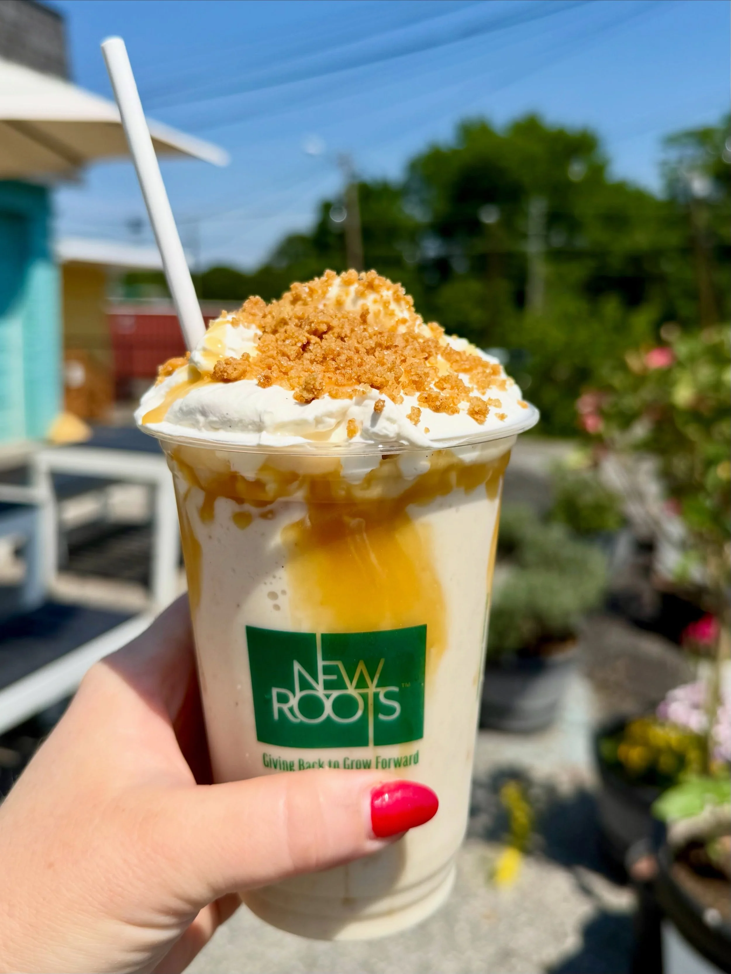 SUNDAY SPECIAL☀️Lemon Ice Box Shake☀️🍨
Lemon Icebox and vanilla gelato blended with oat milk, topped with pineapple caramel, fresh whip@and graham cracker crust crumble.