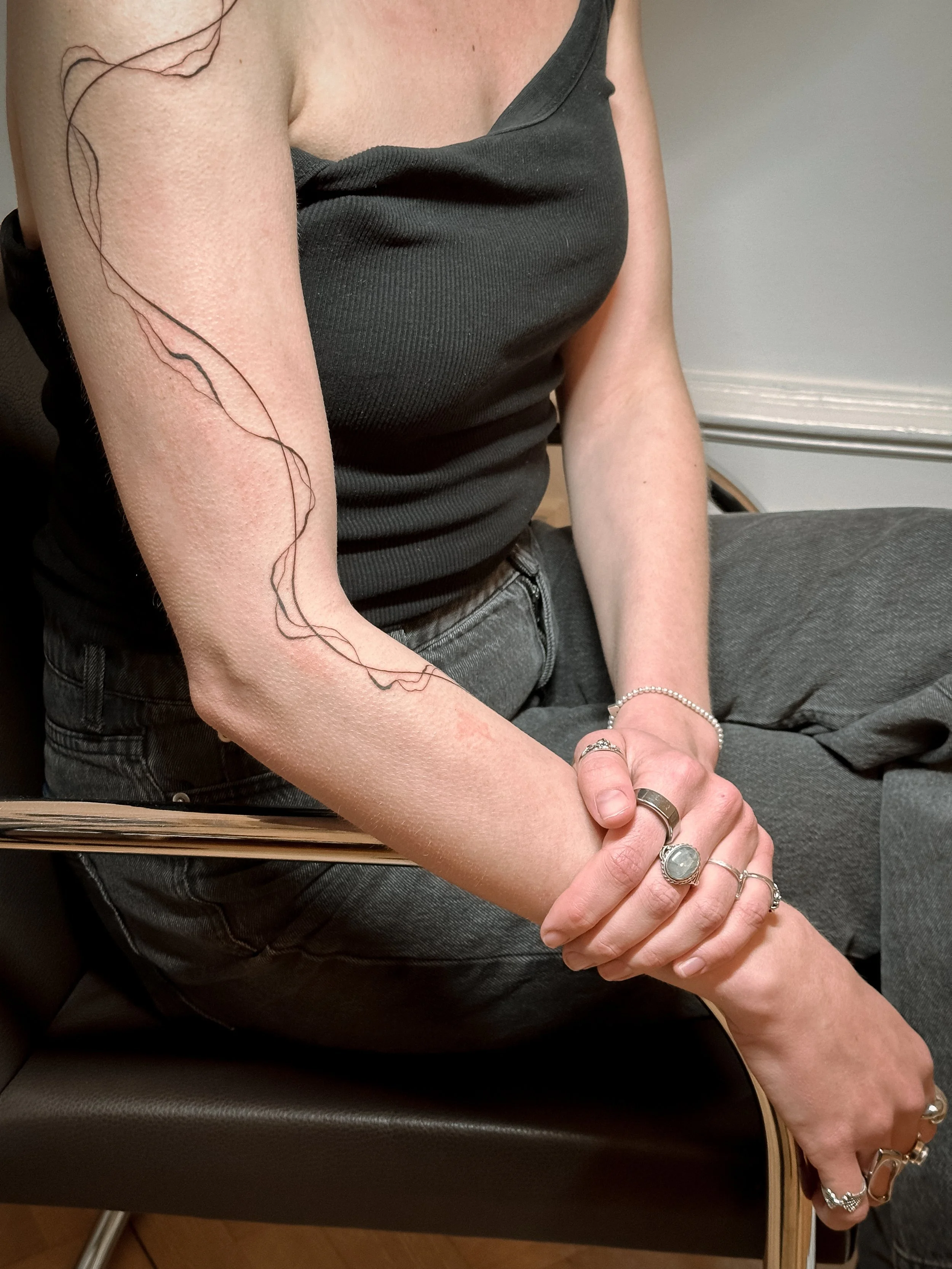 Freehand fine line tattoo with flowing organic lines designed to follow the natural movement of the arm. A minimal and intuitive composition that enhances the body’s shape.

Custom tattoo by Lis Roldan.
