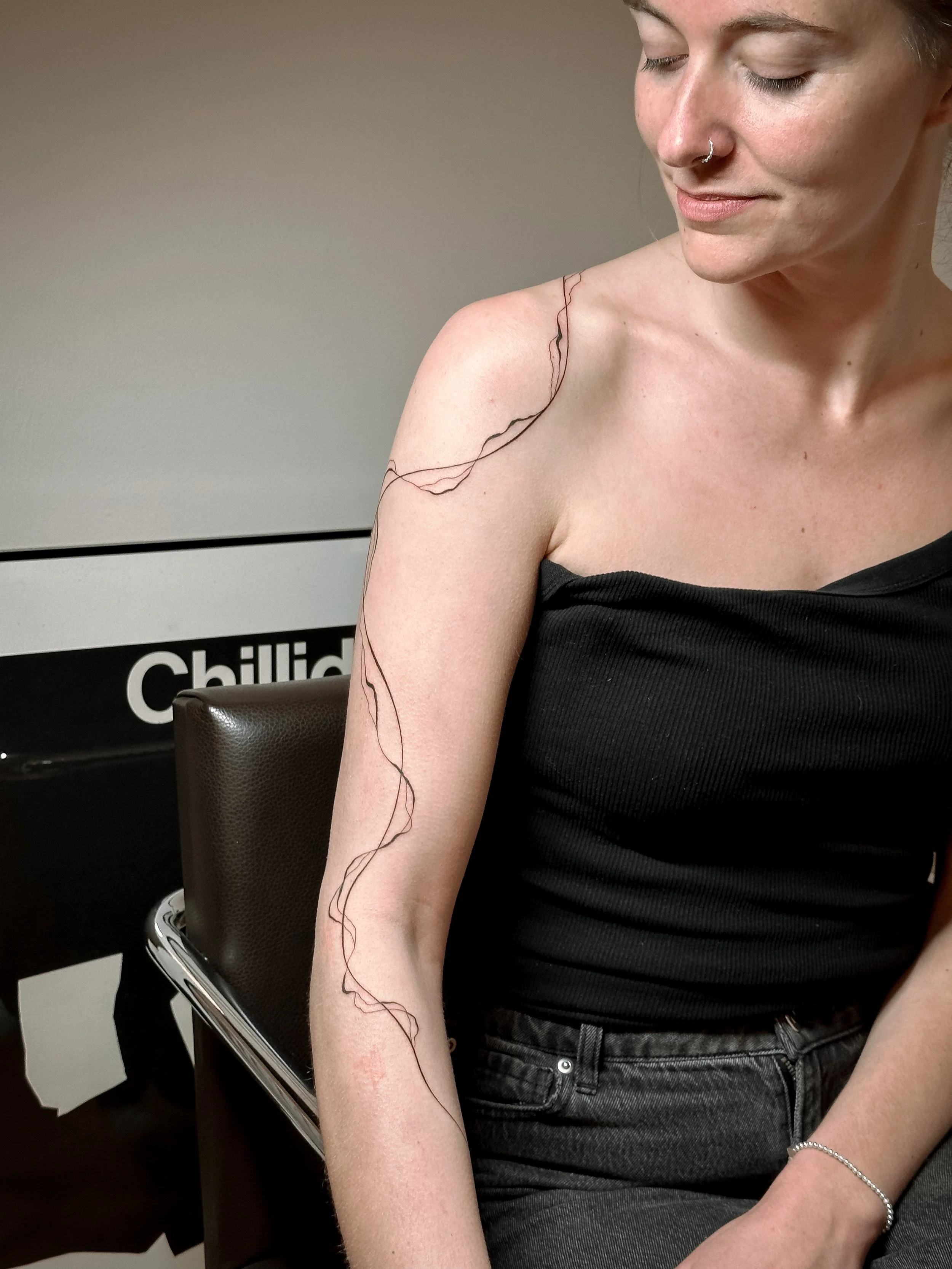 Freehand fine line tattoo with flowing organic lines designed to follow the natural movement of the arm. A minimal and intuitive composition that enhances the body’s shape.

Custom tattoo by Lis Roldan.