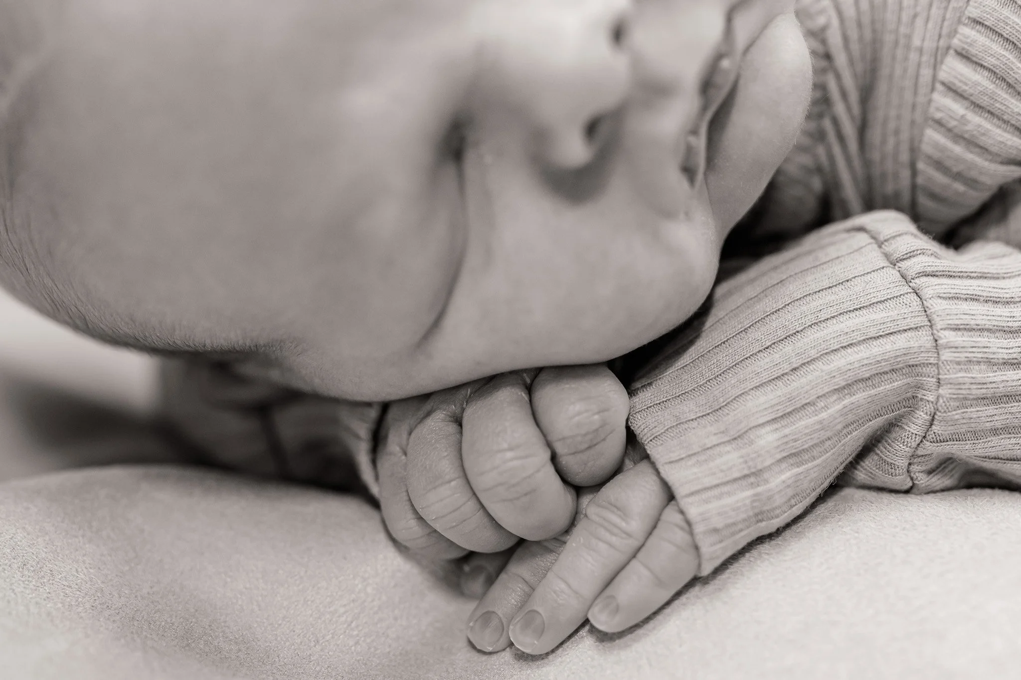 walter_ponto_newborn_portraits_bw_sm_photopoulos_family_photography_aug_29_2025-12.jpg
