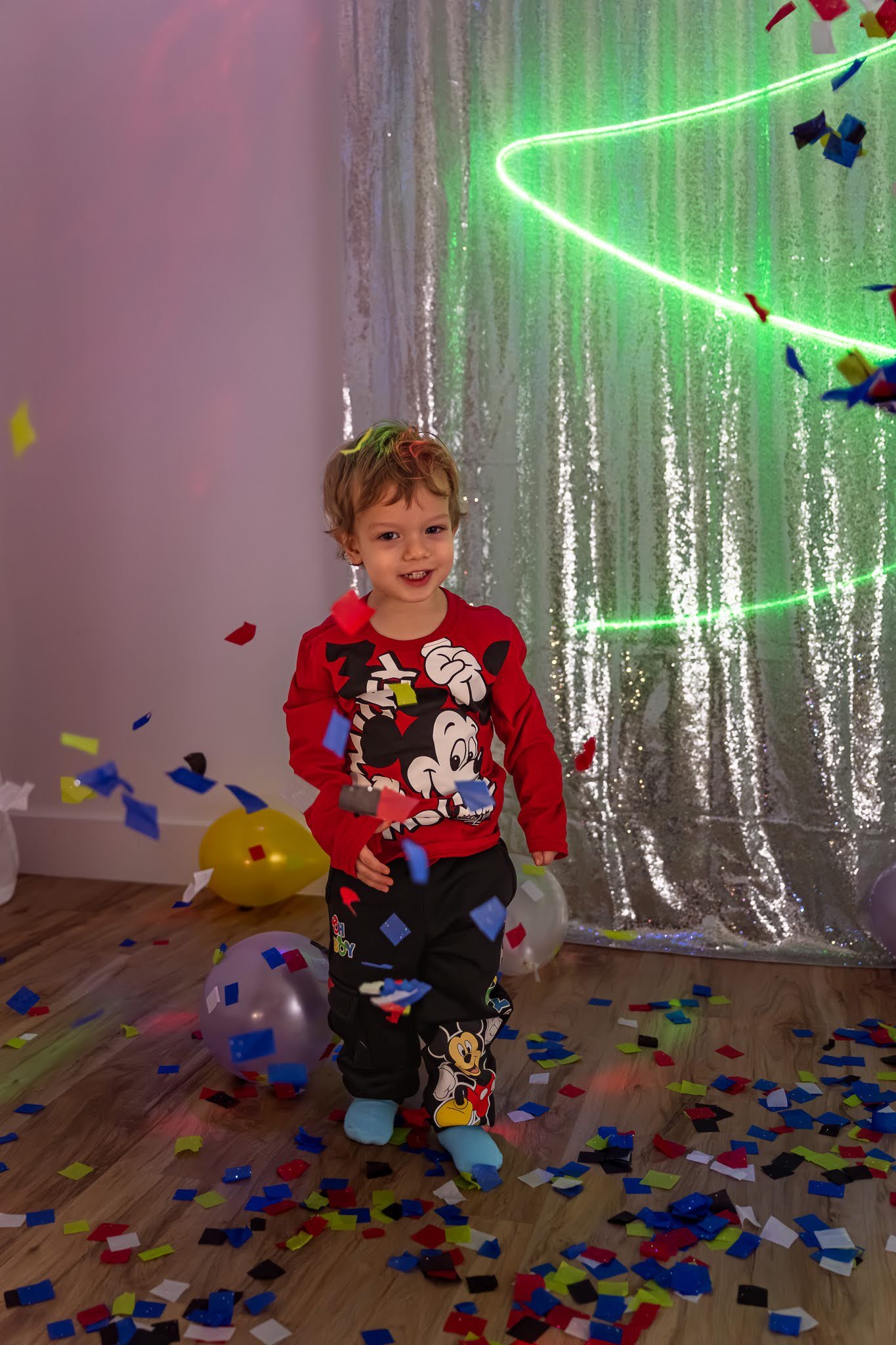 new_years_confetti_celebration_photopoulos_family_photography_jan_01_2026-4.jpg