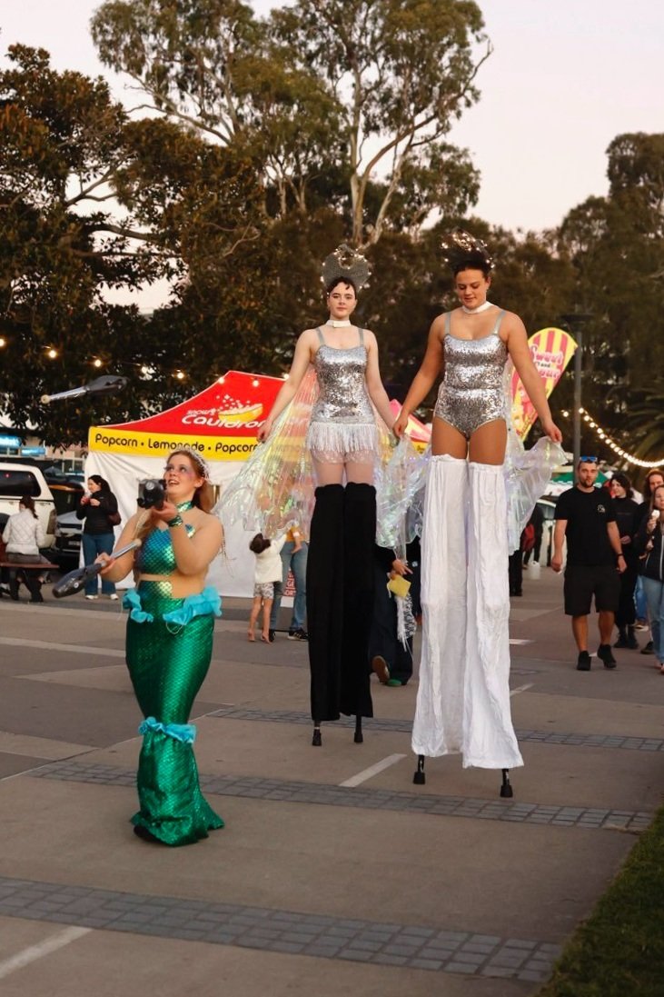 community performances and roaming, stilts, juggling, Newcastle, Lake Macquarie, Port Stephens, Central Coast, Hunter Valley