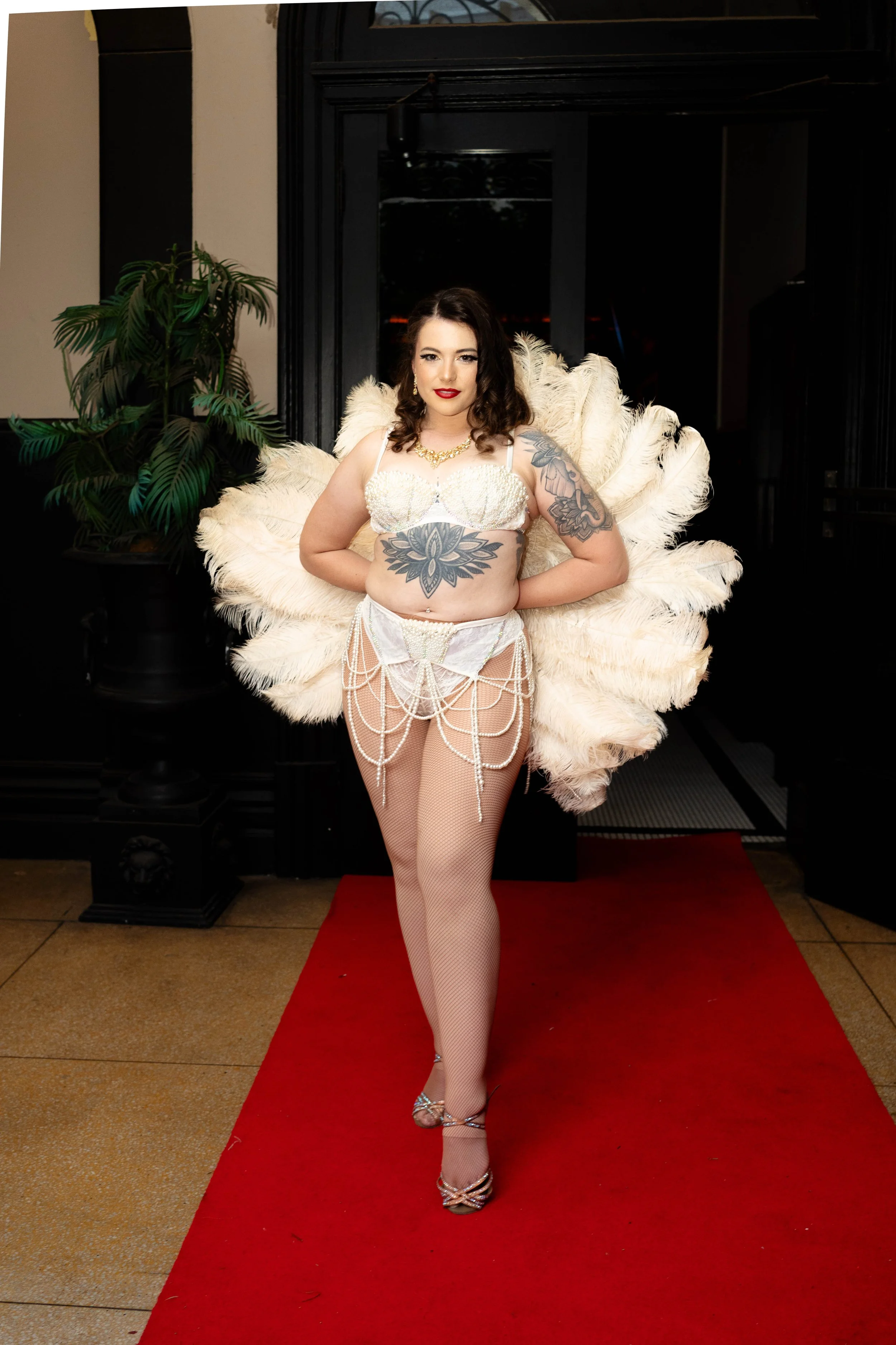 Loren La Roux burlesque performer