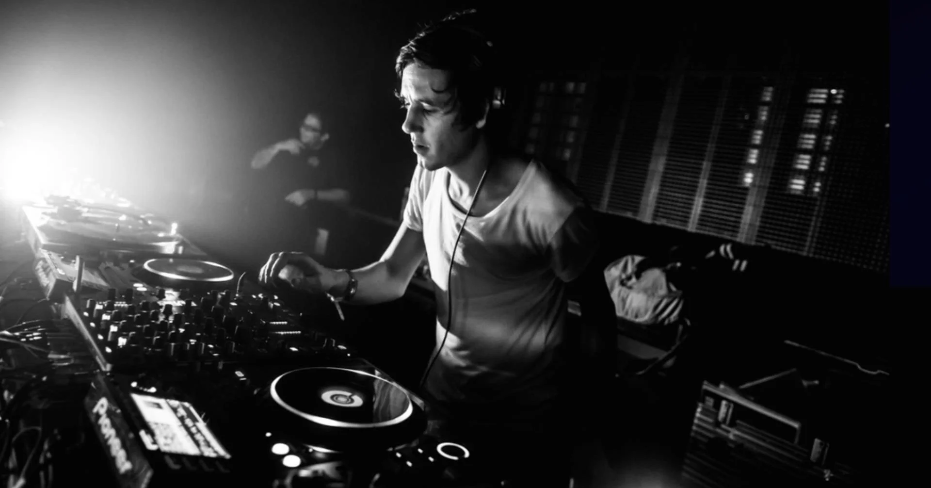 Meet @themekanism, the next artist to join DISTRIKT Sound with his new 2-track EP, "Lose Control"! He's a Parisian producer with major house music roots. Releasing on labels such as Moan Recordings, hedZup Records, Whippin&rsquo; Records, a