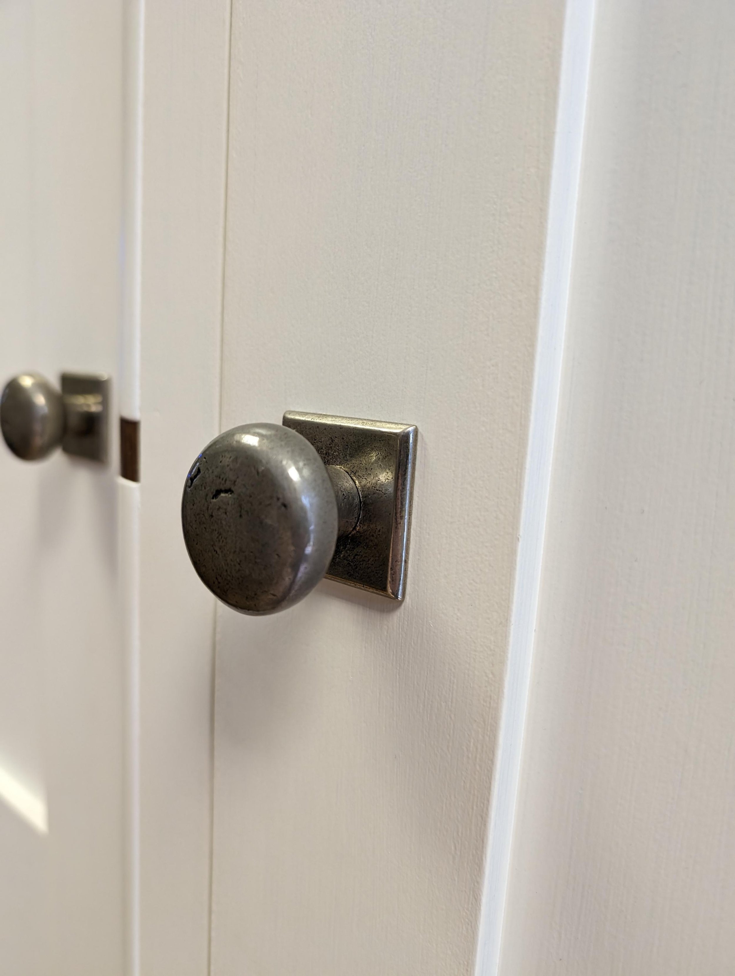 1. 40mm Country Knob With Square Back Plate - White Bronze