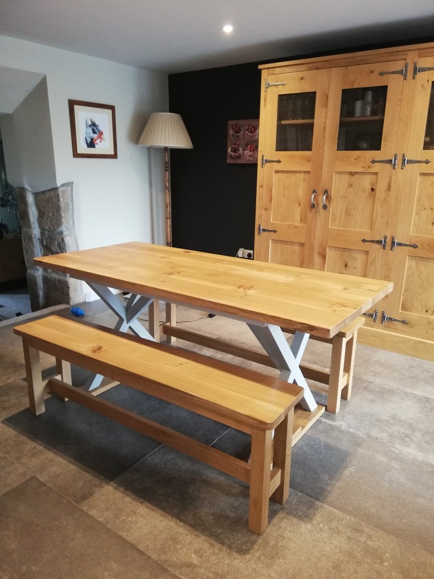 oak table with 2 bench seats