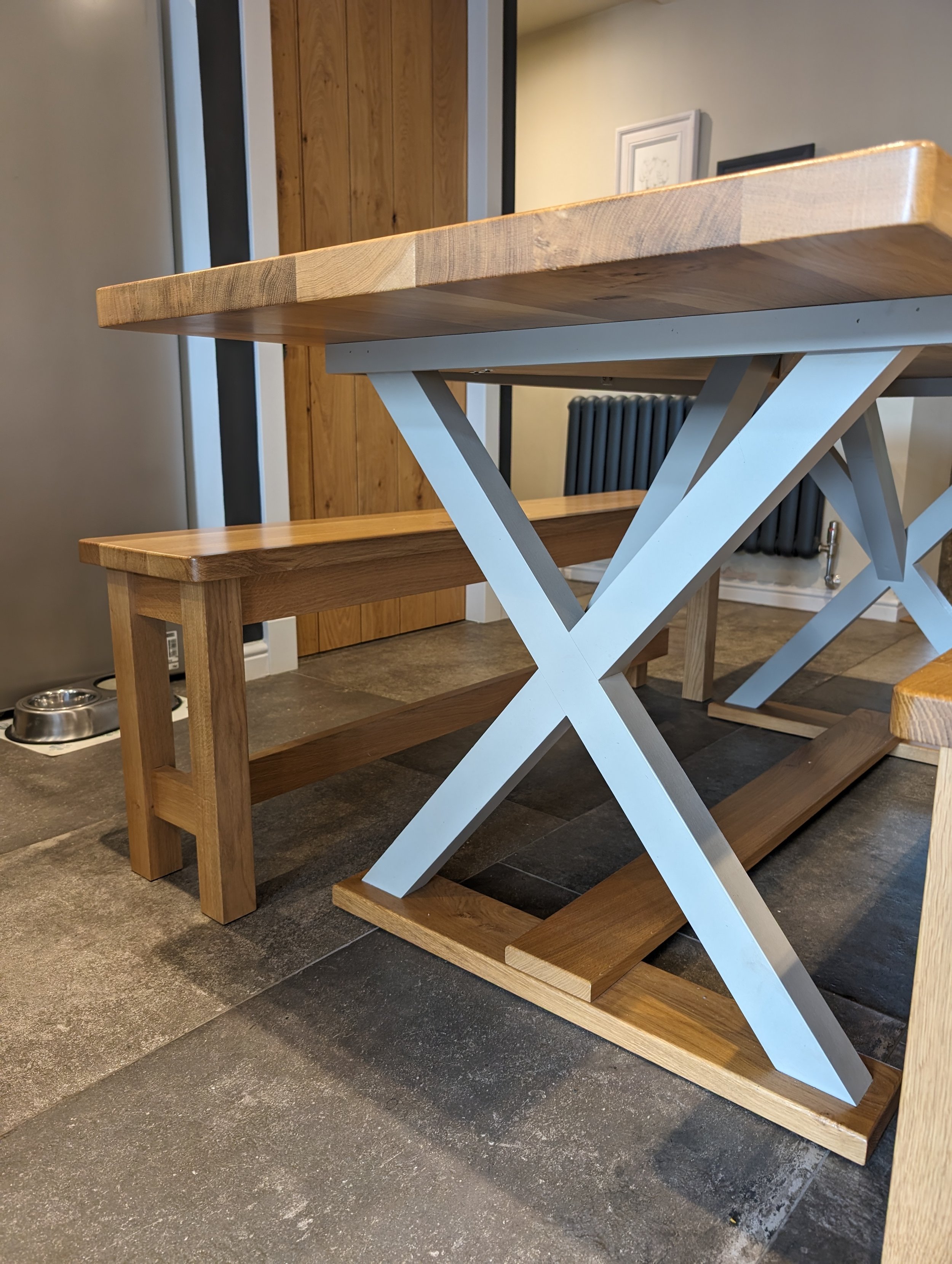 oak table with 2 bench seats