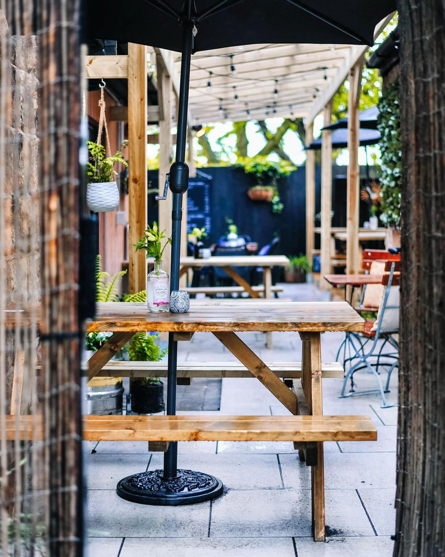 Beer garden season is calling, and we&rsquo;ve got the perfect pour to match&hellip;

Raza Vinho Verde 🇵🇹 
Light, crisp, slightly sparkling&hellip; basically made for sipping outside 🙌🏻

Glass or bottle&hellip; we won&rsquo;t judge 😉