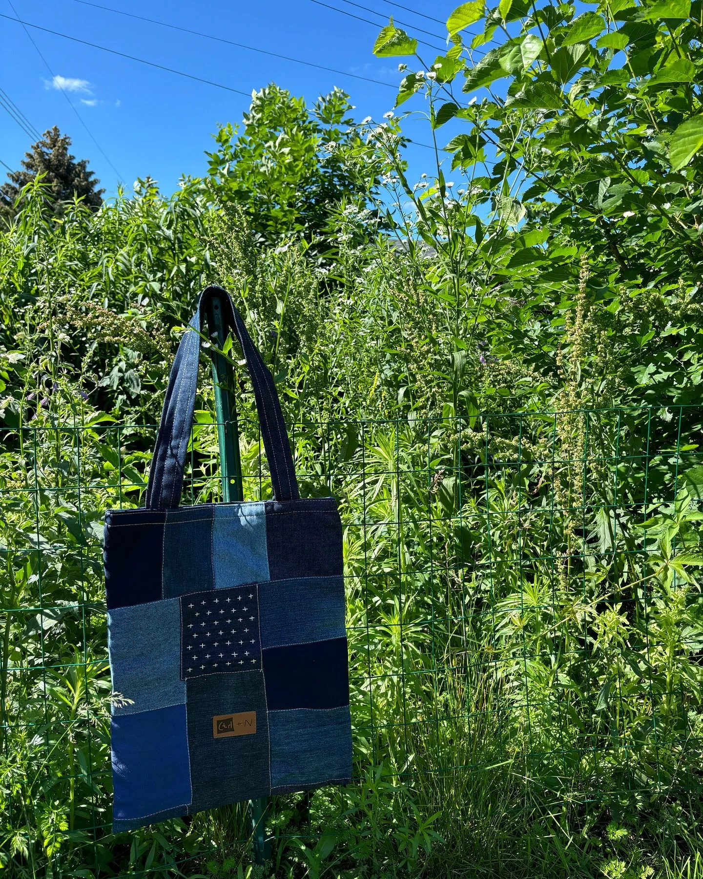 New 1/1 custom denim tote - available soon 👽 👜

📸: @bastrdboy